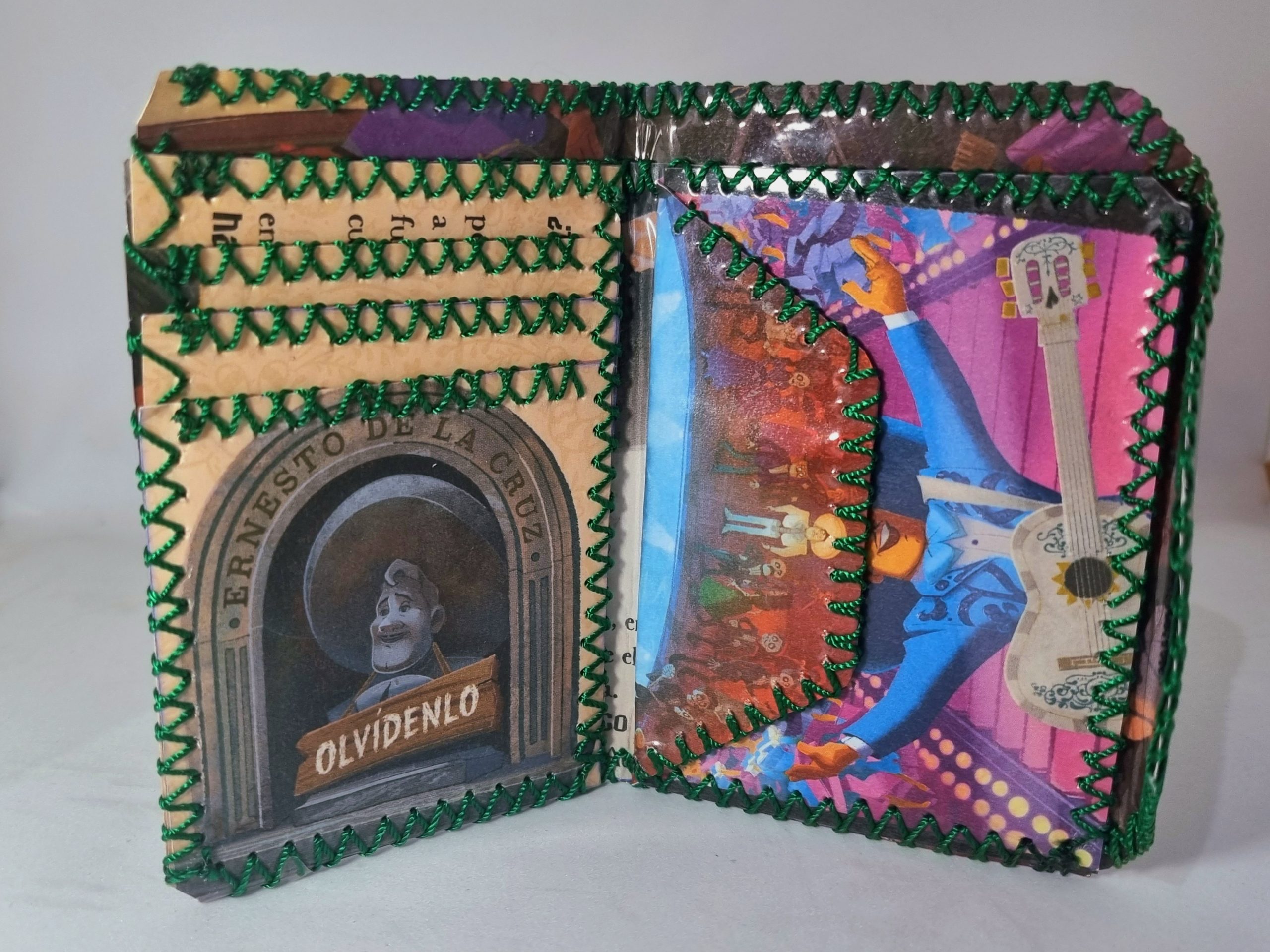 Foto del interior de la cartera de Cómic de Coco