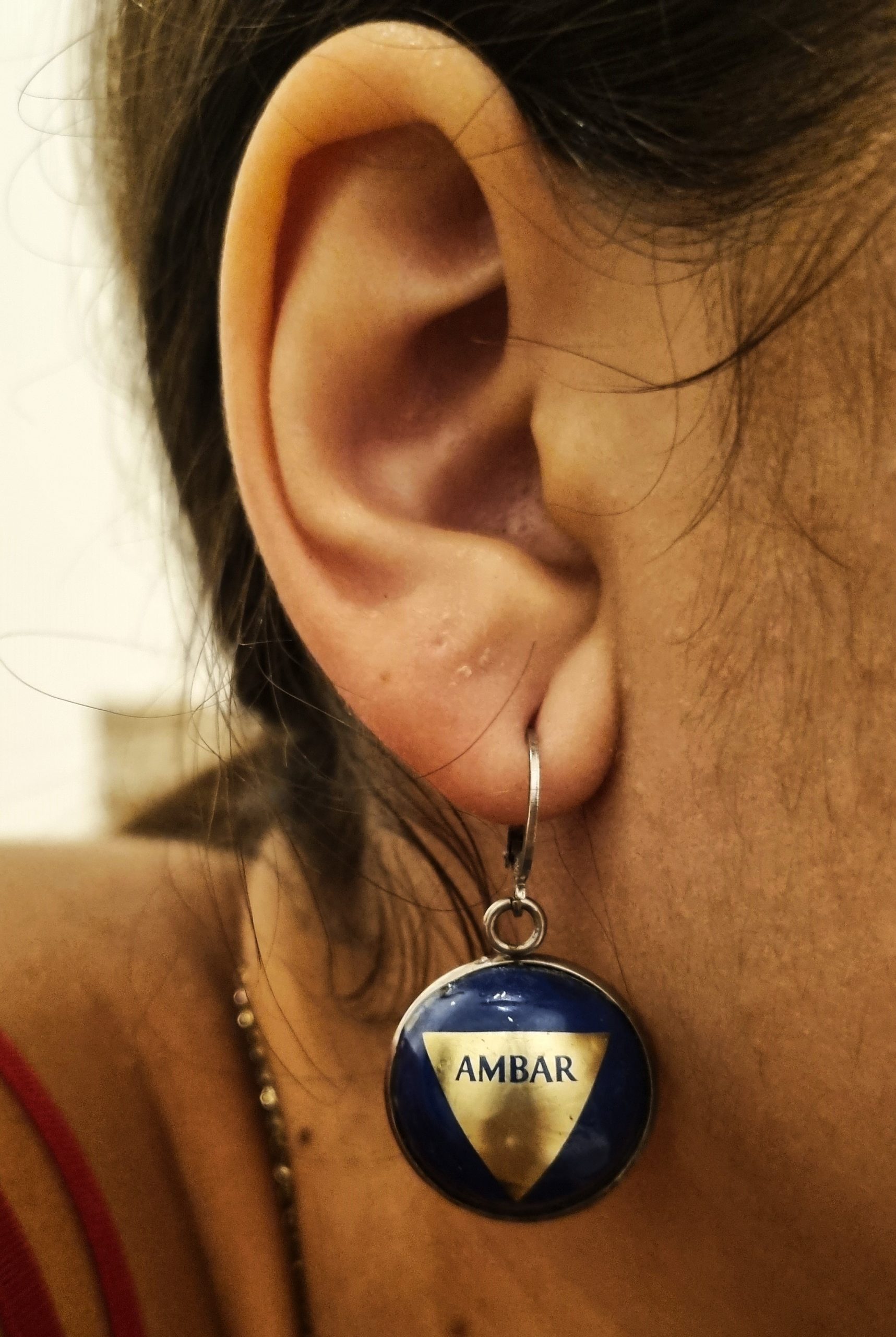 Foto en oreja de los Pendientes Ambar SIN
