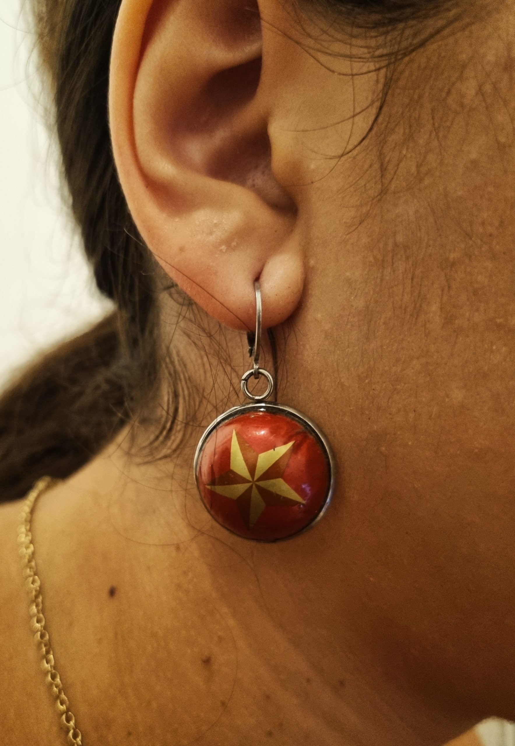 Foto de los pendientes Estrella del Sur en oreja