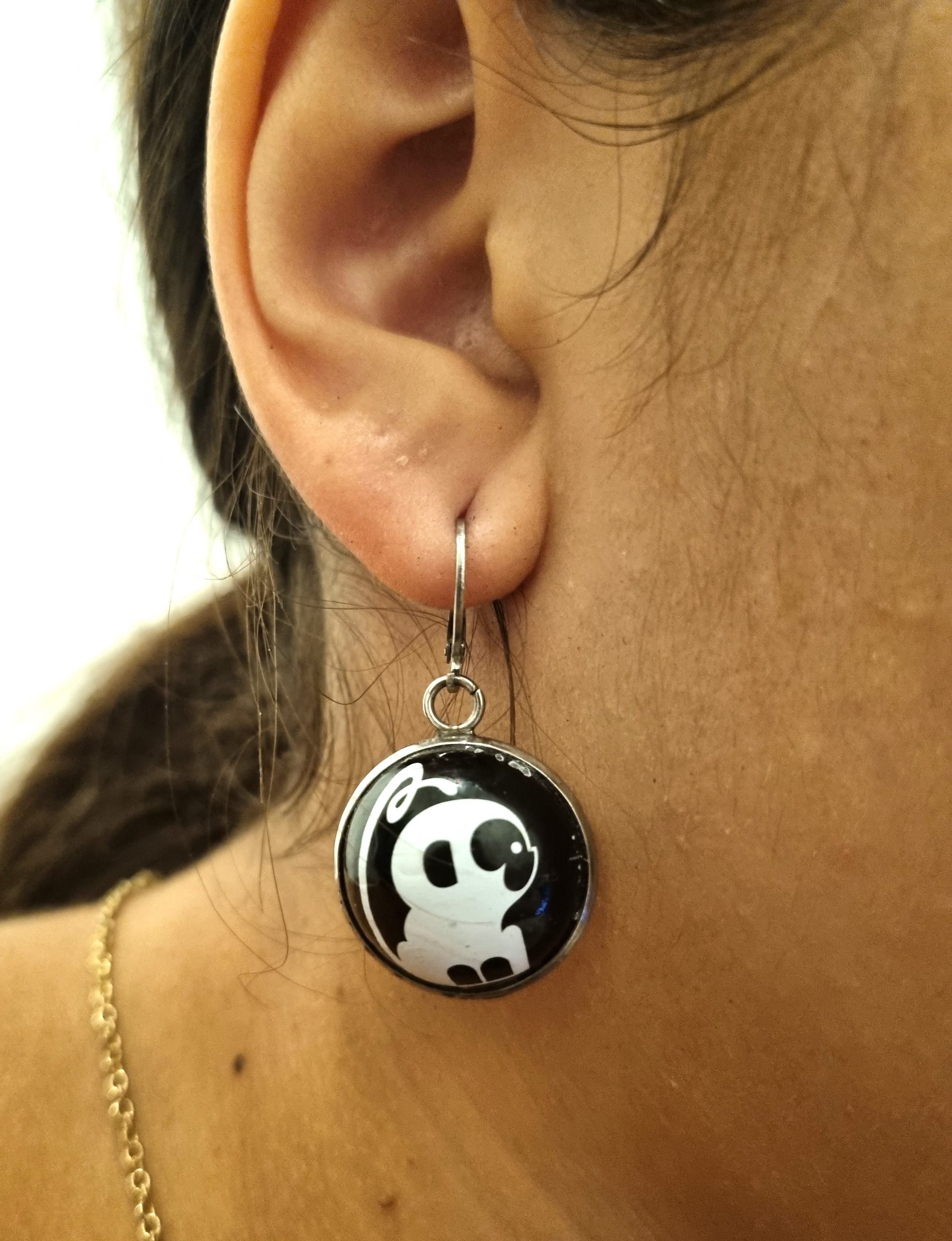 Foto en oreja de los pendientes Monkey Beer