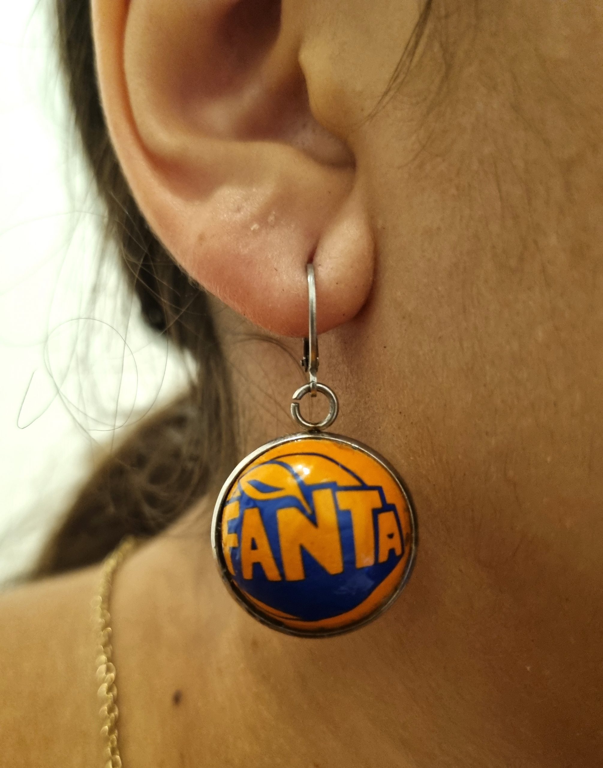 Foto en oreja del Pendiente de Fanta de Naranja
