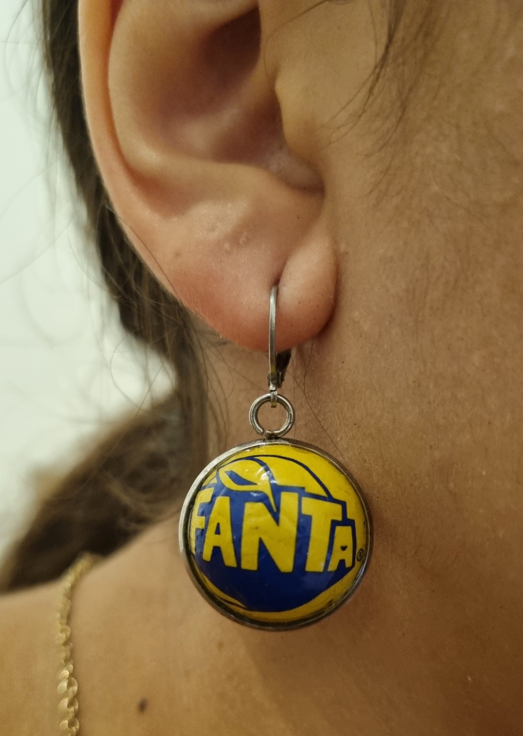 Foto en oreja del Pendiente de Fanta de Limón