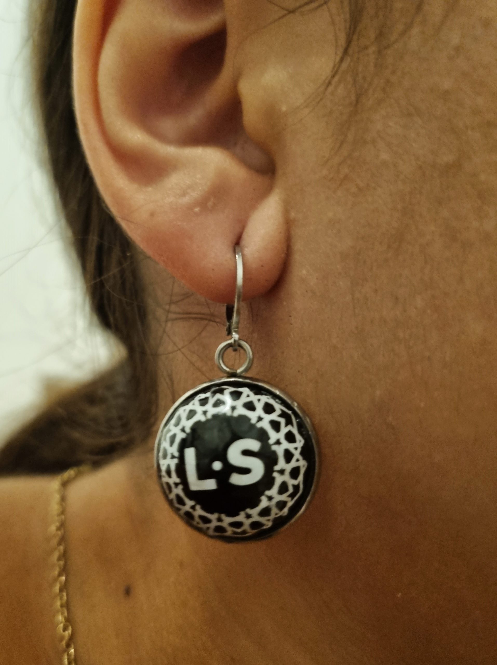 Foto en oreja de los pendientes La Sagra