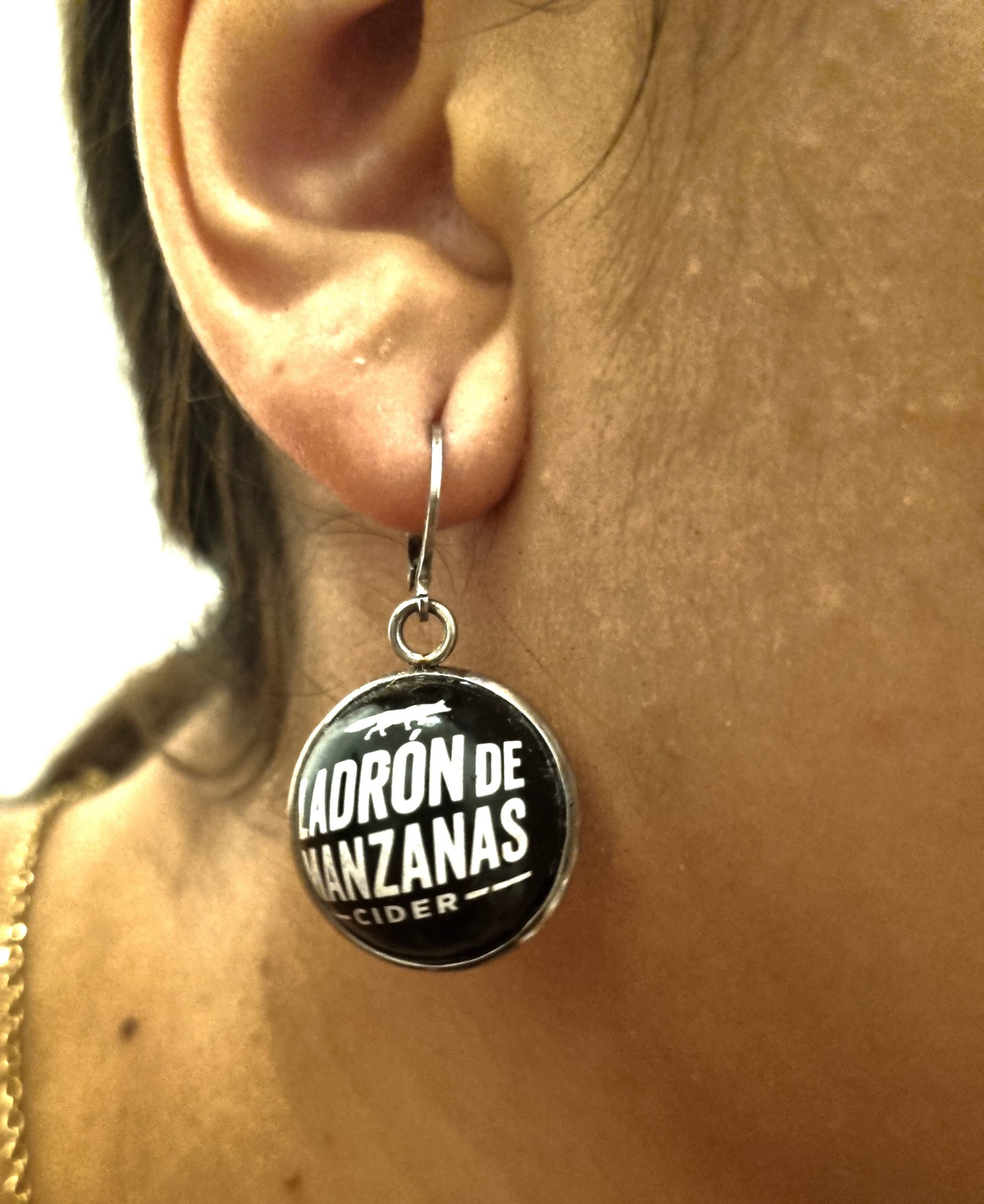 Foto en oreja de los pendientes Ladrón de Manzanas