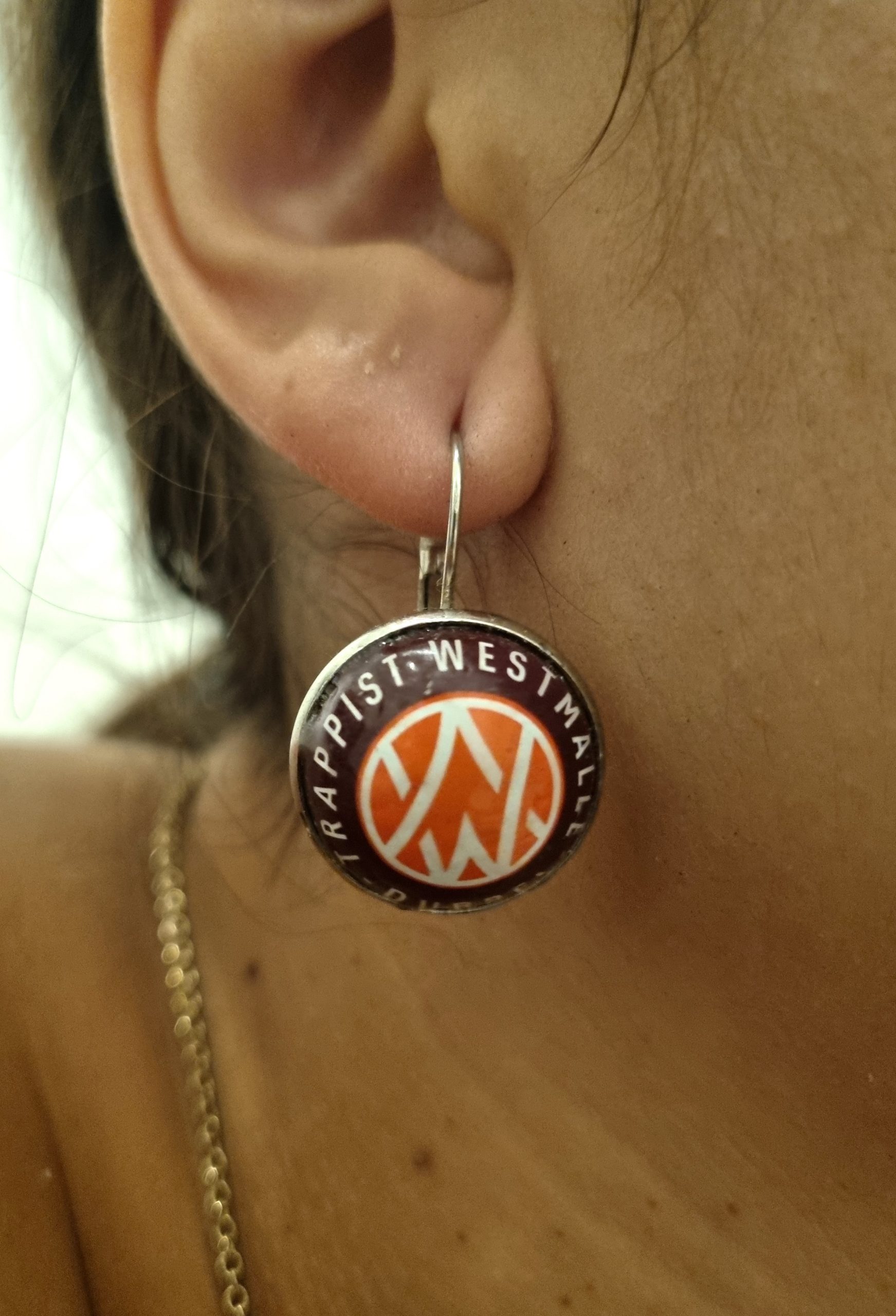 Foto en oreja de los pendientes Westmalle Dubbel