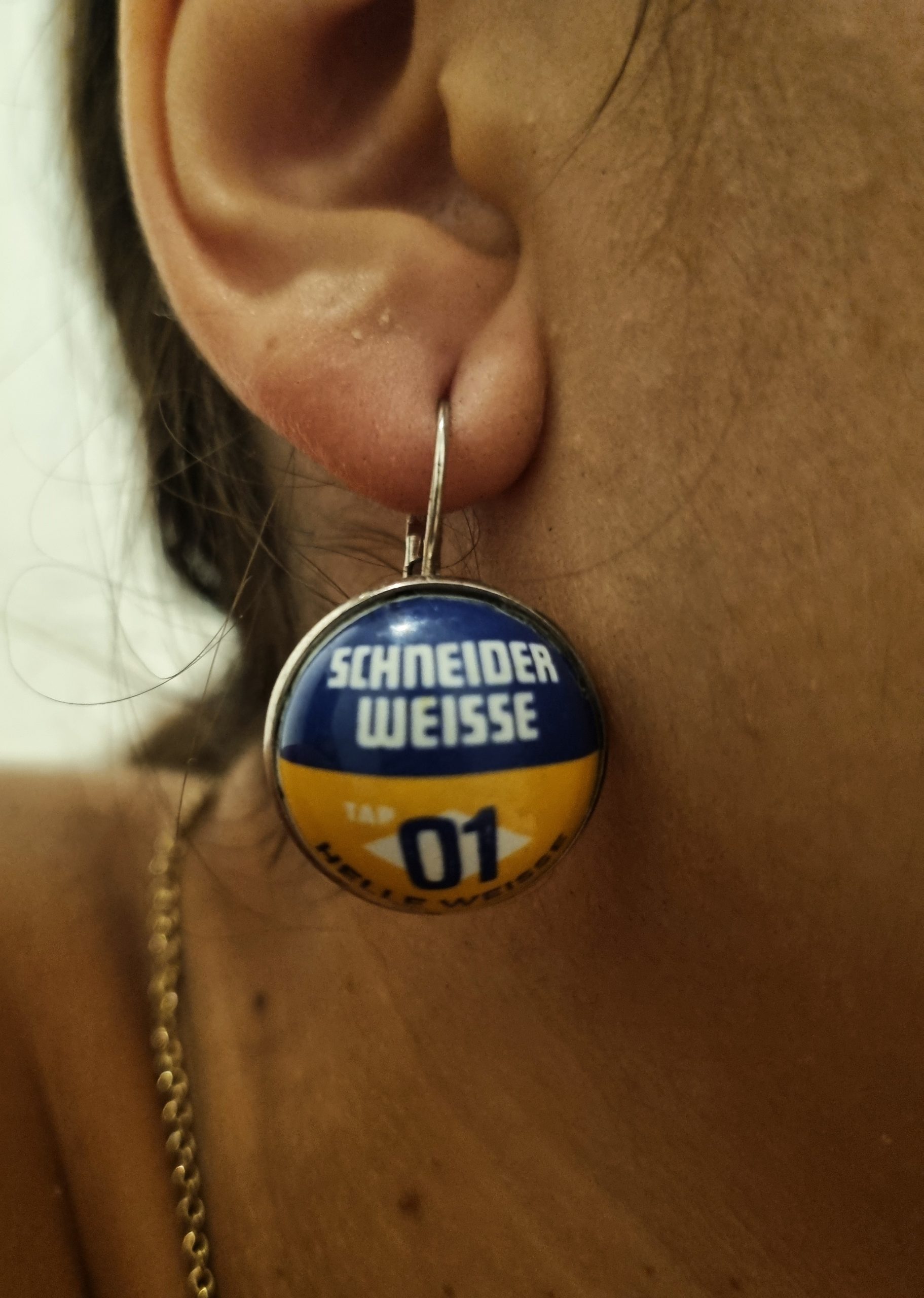 Foto de los pendientes Schneider Weisse Tap 01 en oreja