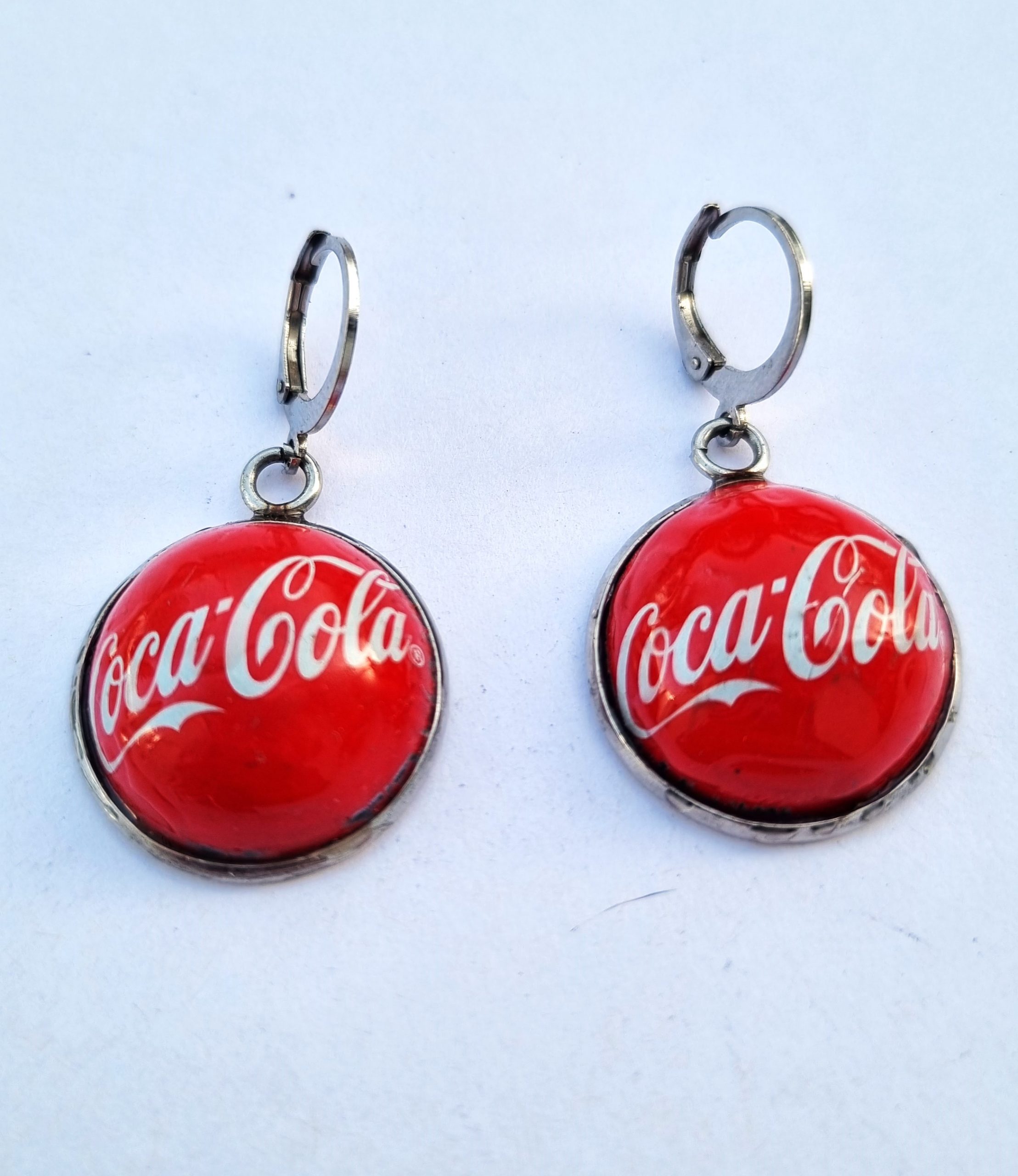 Foto frontal de los Pendientes Coca-Cola