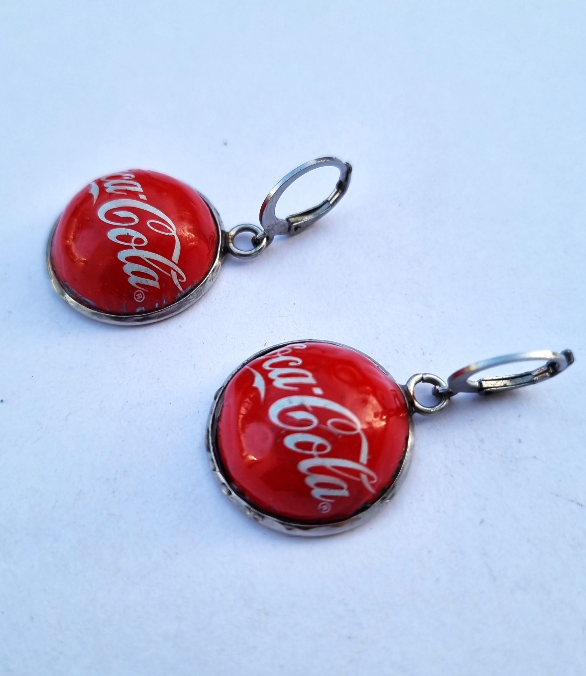 Foto lateral de los Pendientes Coca-Cola