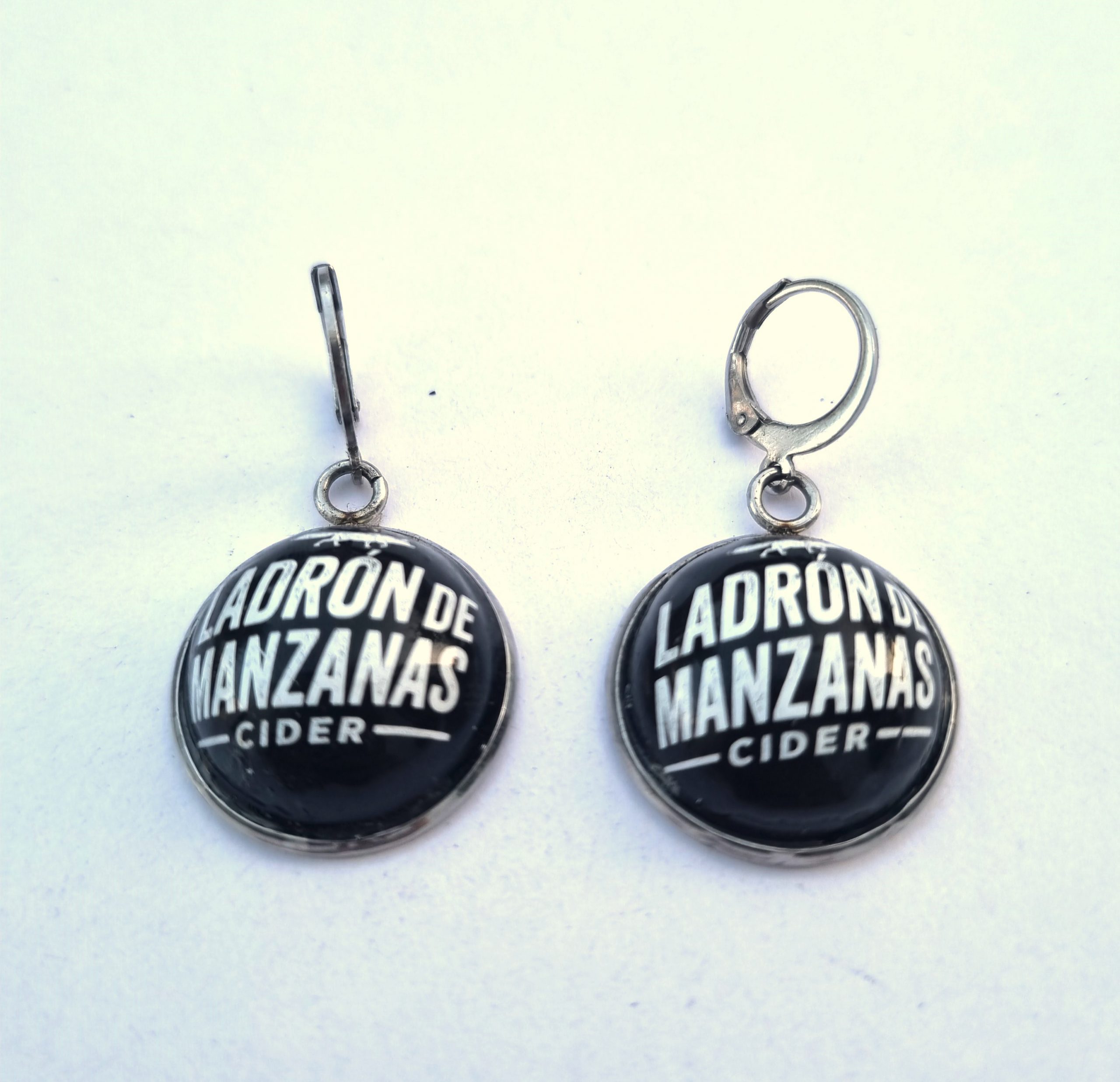 Foto frontal de los pendientes Ladrón de Manzanas