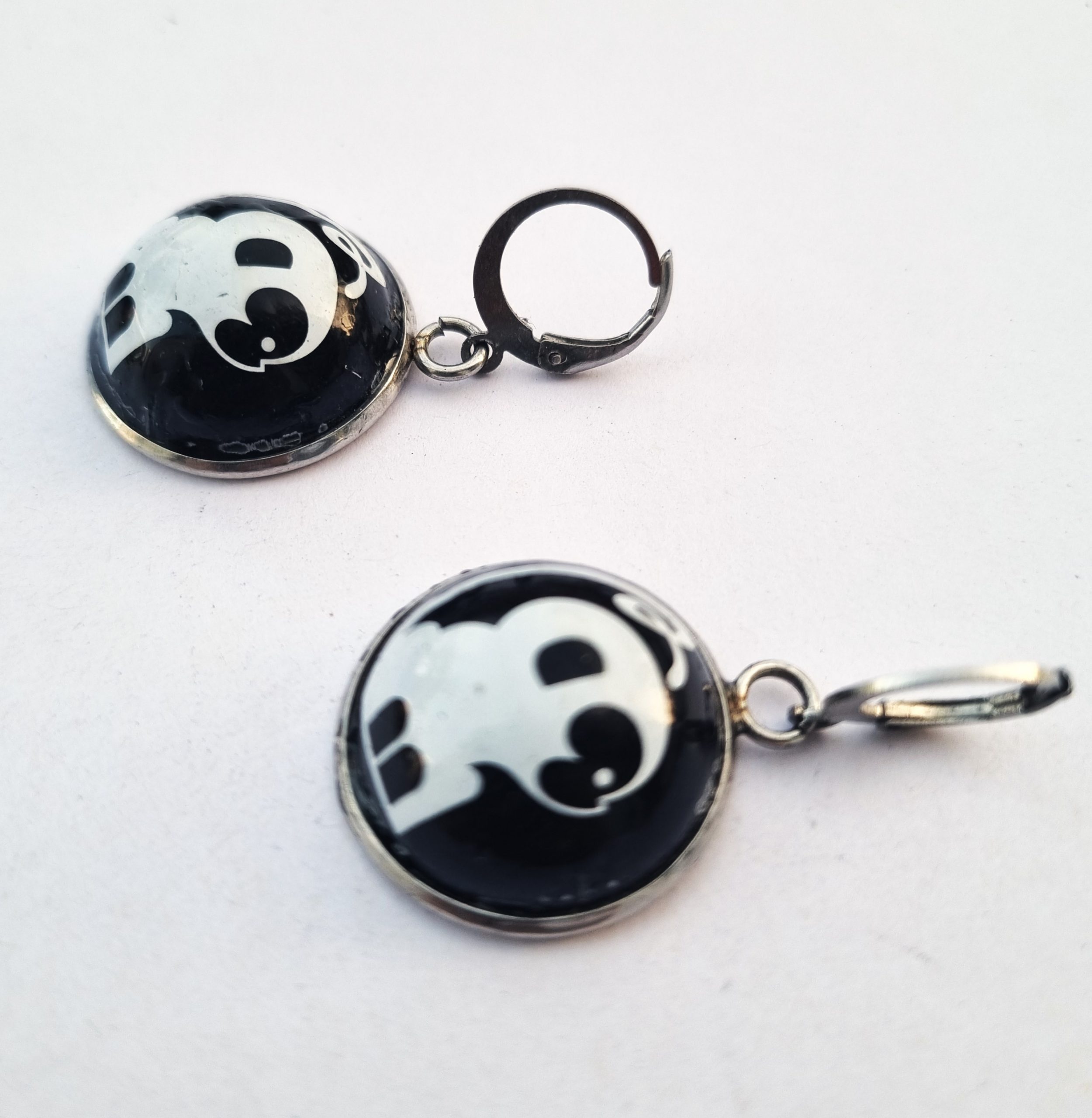 Foto lateral de los pendientes Monkey Beer