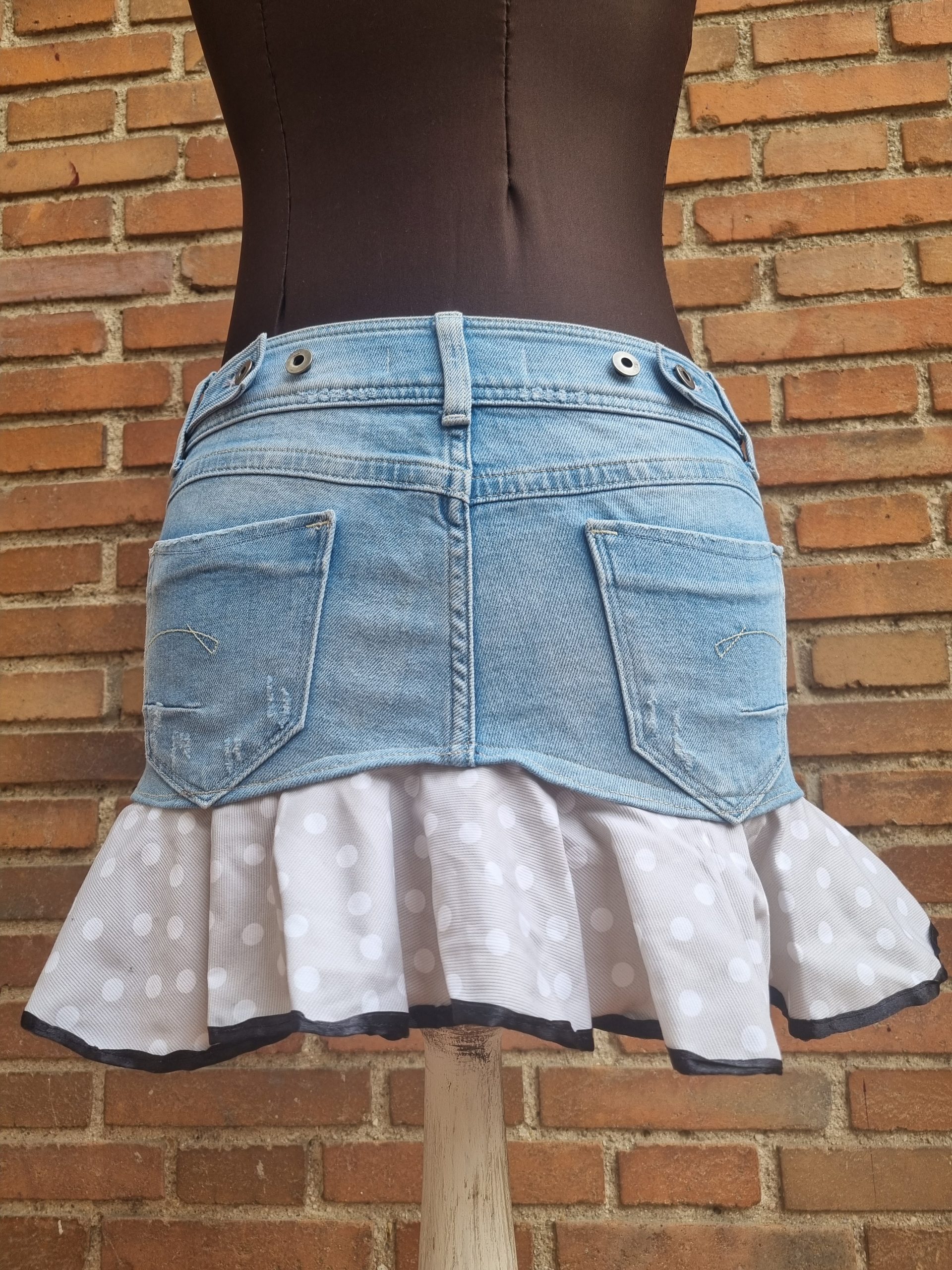 Foto de la parte trasera de la falda con volantes