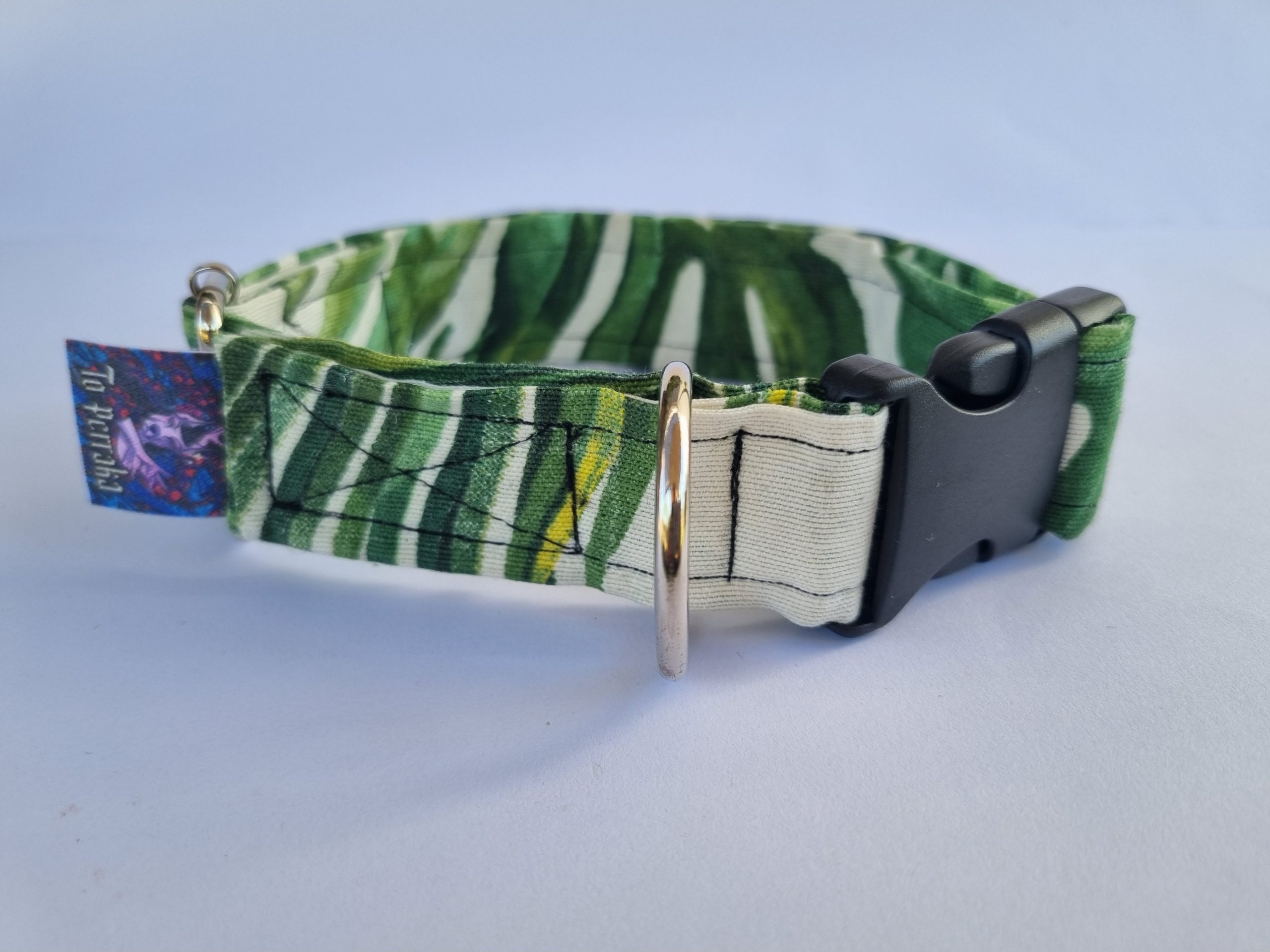 Foto del collar de perro hojas