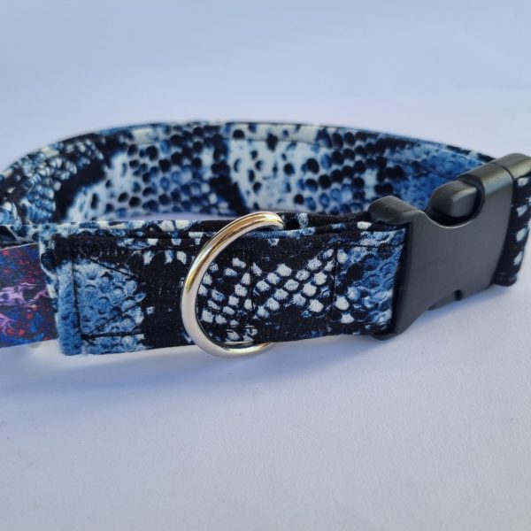Foto del collar de perro de serpiente azul