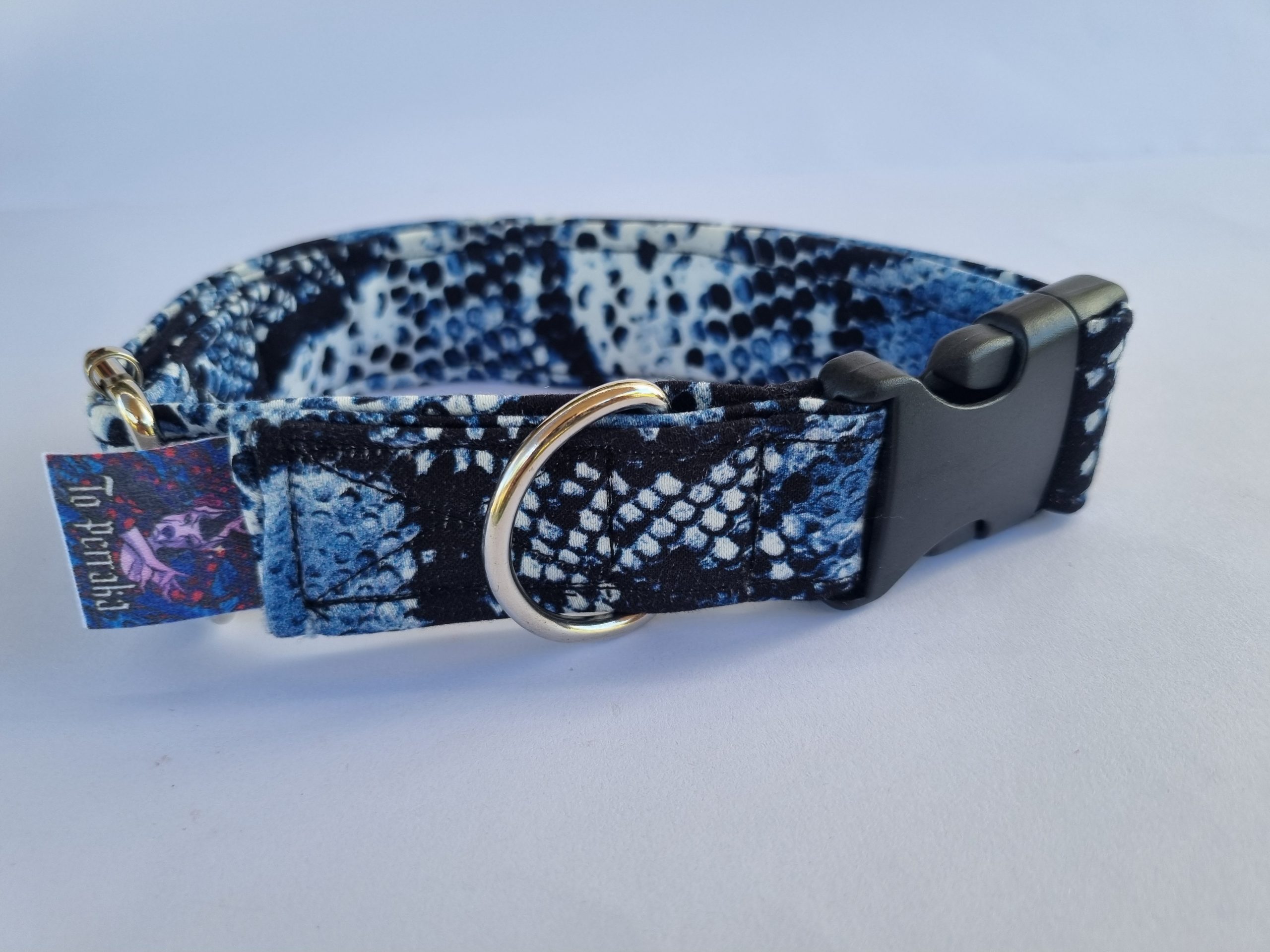 Foto del collar de perro de serpiente azul