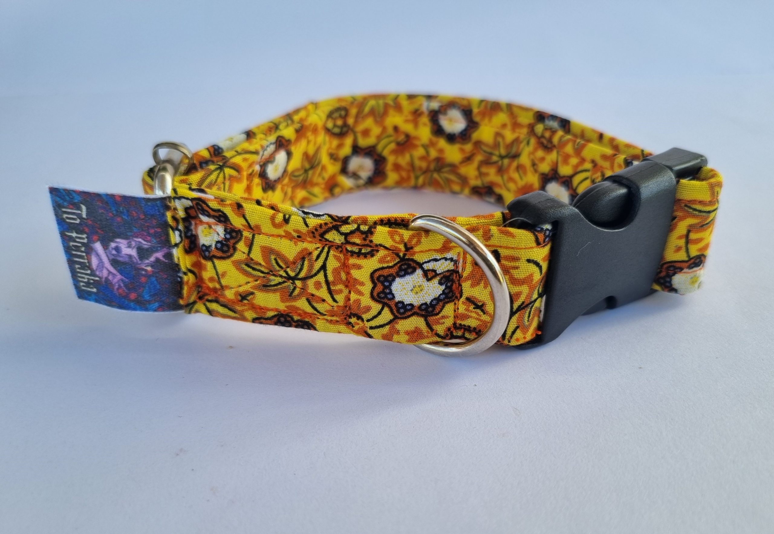 Foto del collar de perro de flores amarillas