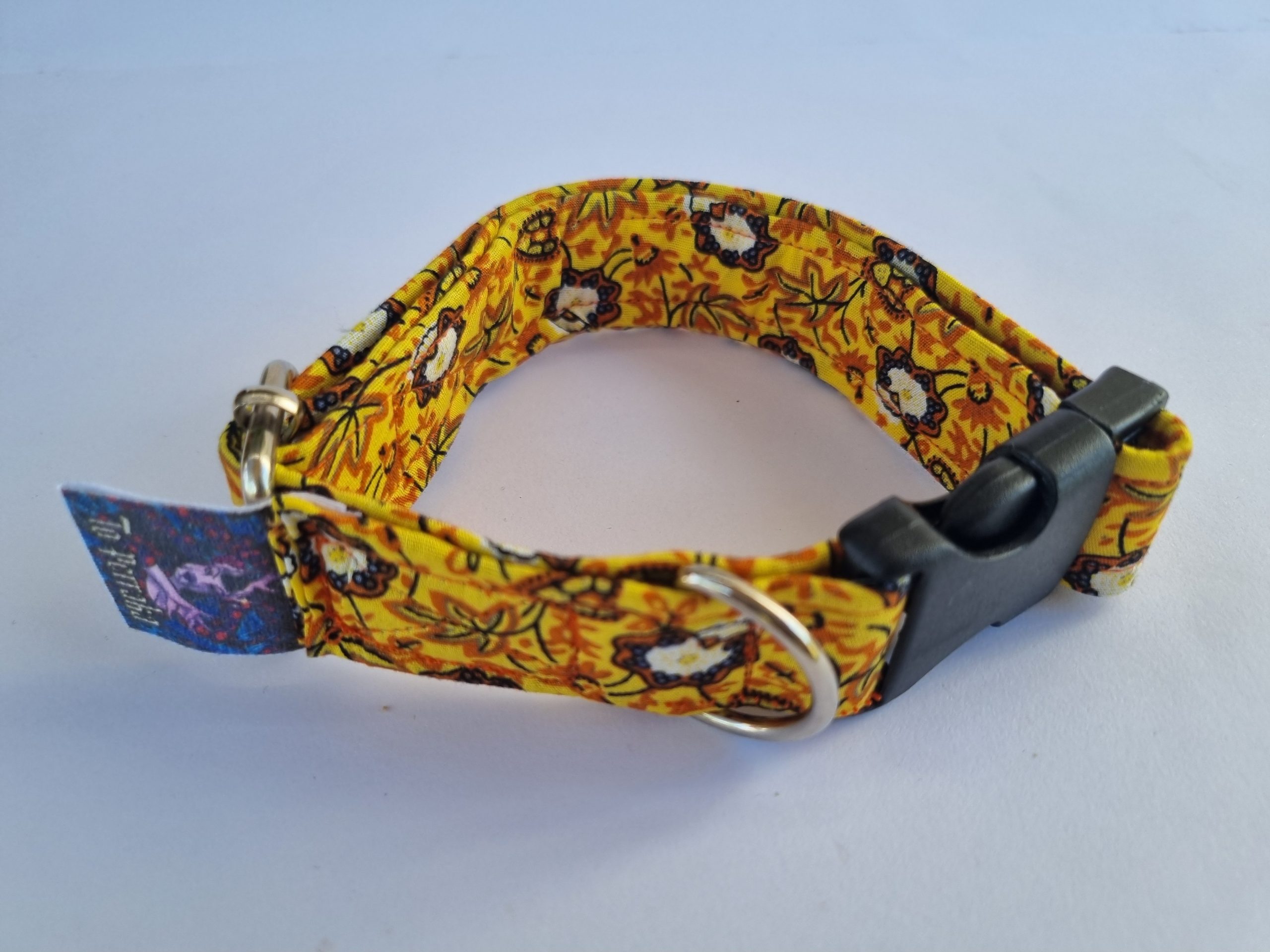Foto del collar de perro de flores amarillas