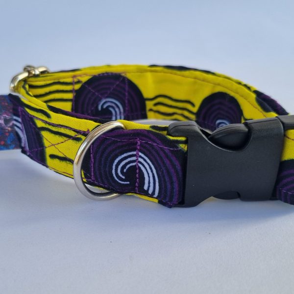 Foto del collar de perro étnico amarillo