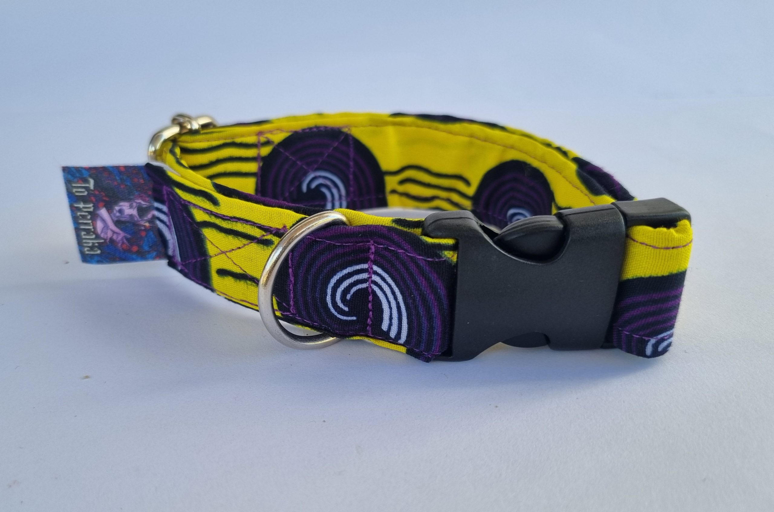 Foto del collar de perro étnico amarillo