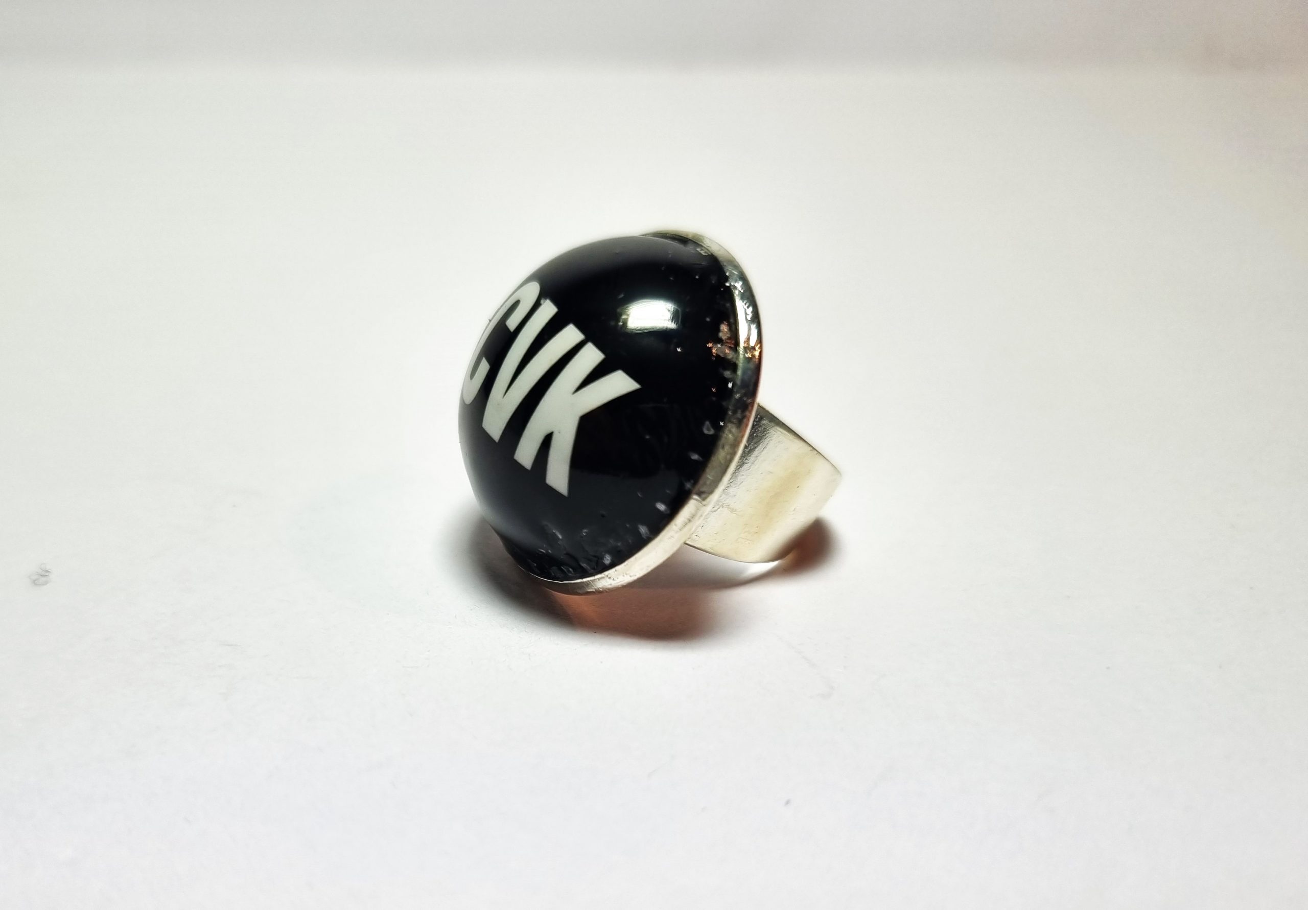 Foto lateral del Anillo Colección XXL CCVK