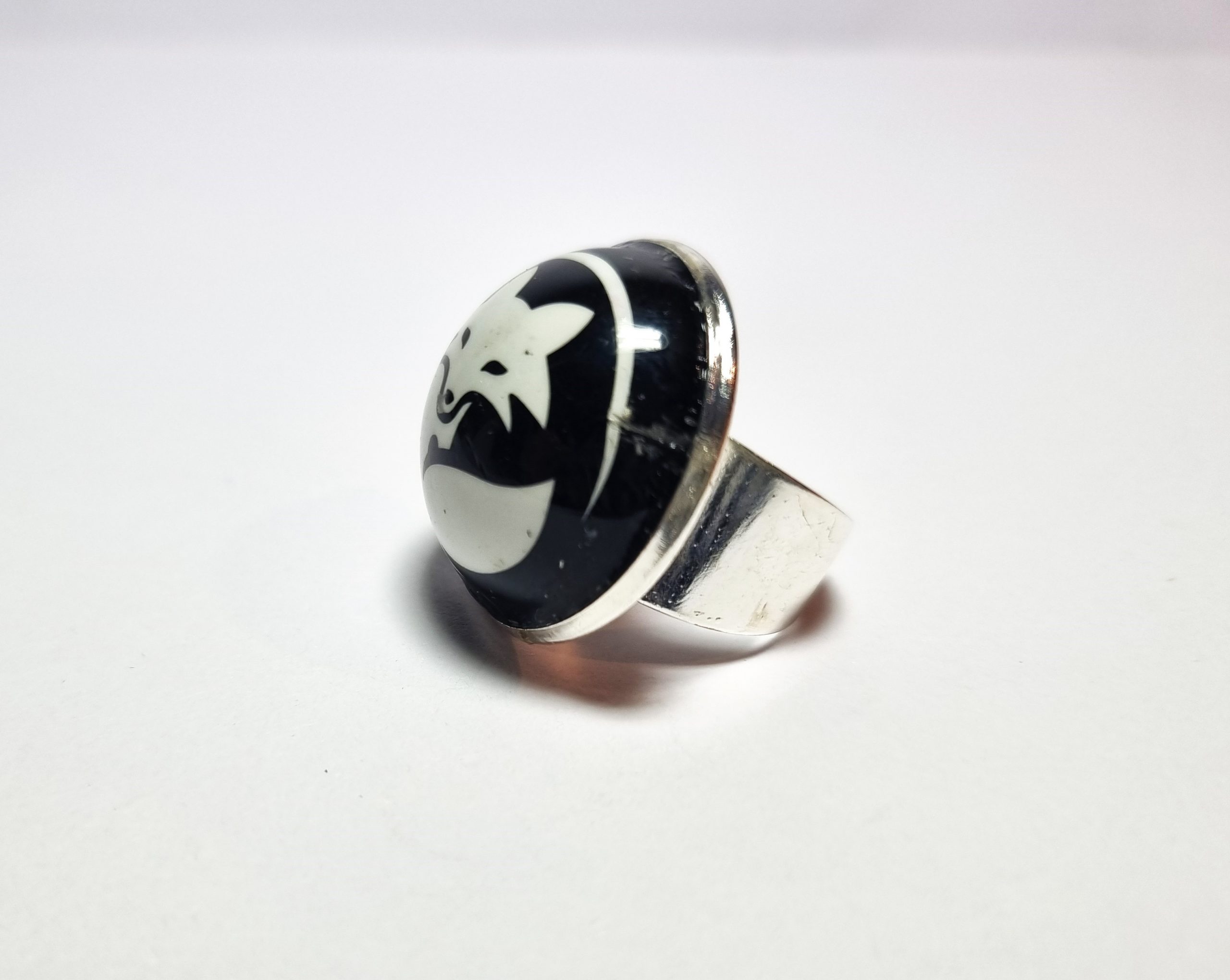 Foto lateral del Anillo Colección XXL Guineu B/N