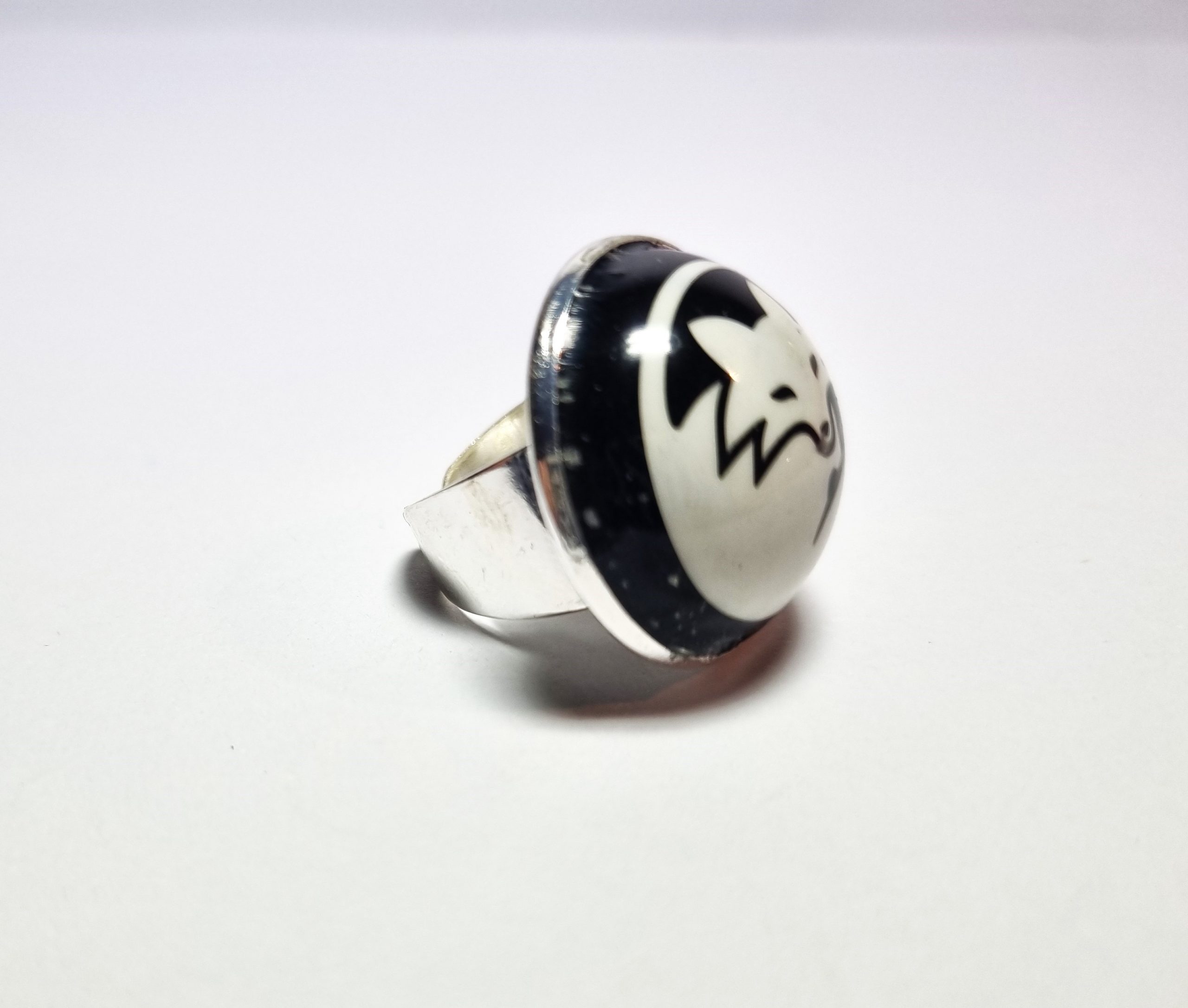 Foto lateral del Anillo Colección XXL Guineu B/N