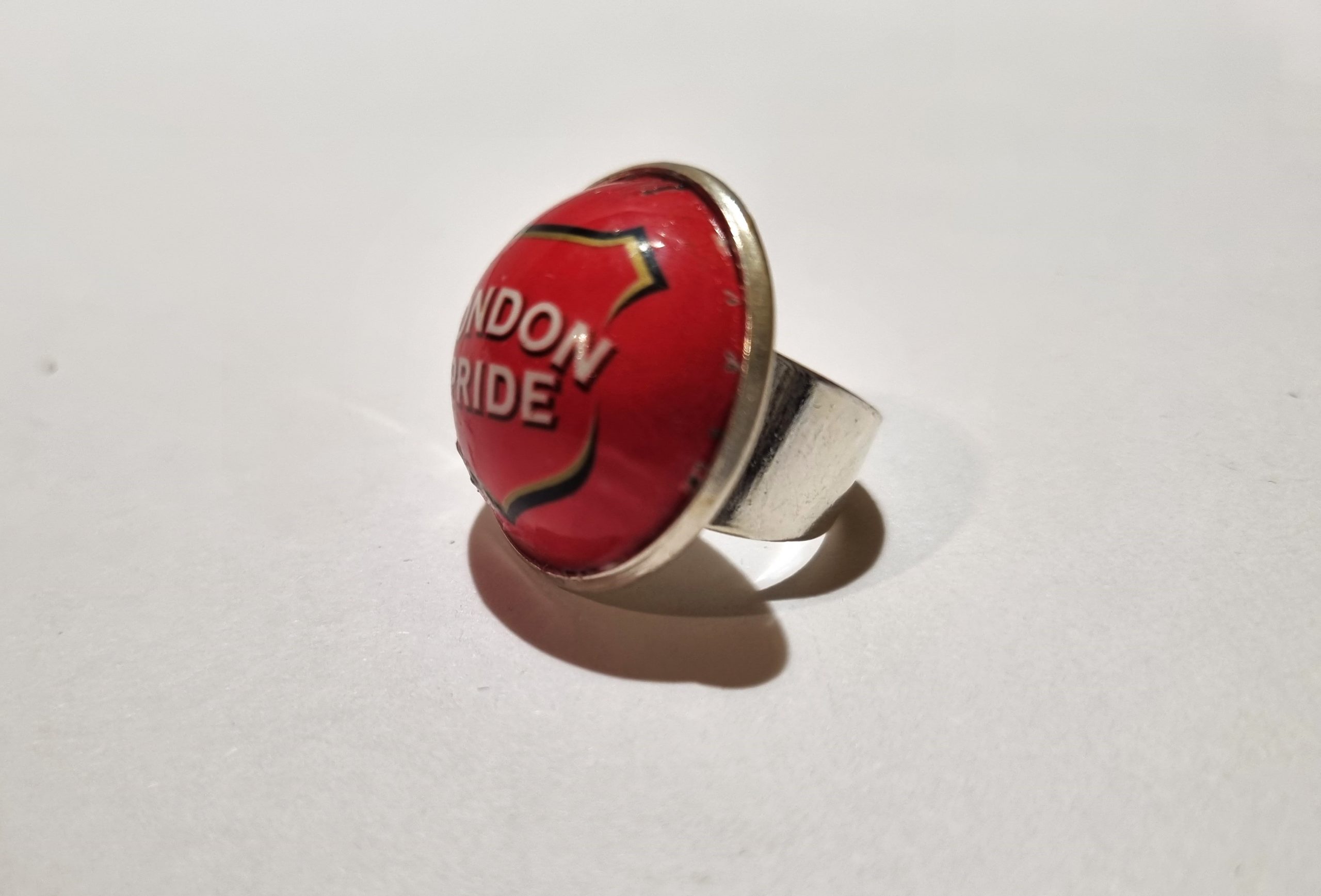 Foto lateral del Anillo Colección London Pride