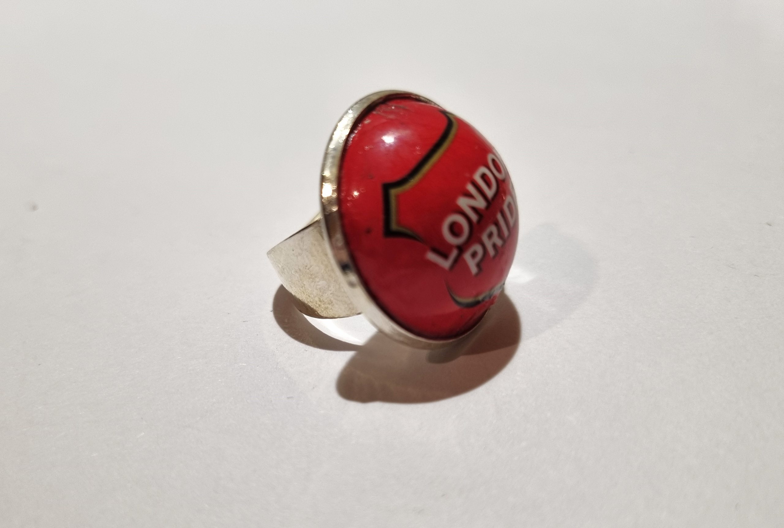Foto lateral del Anillo Colección London Pride