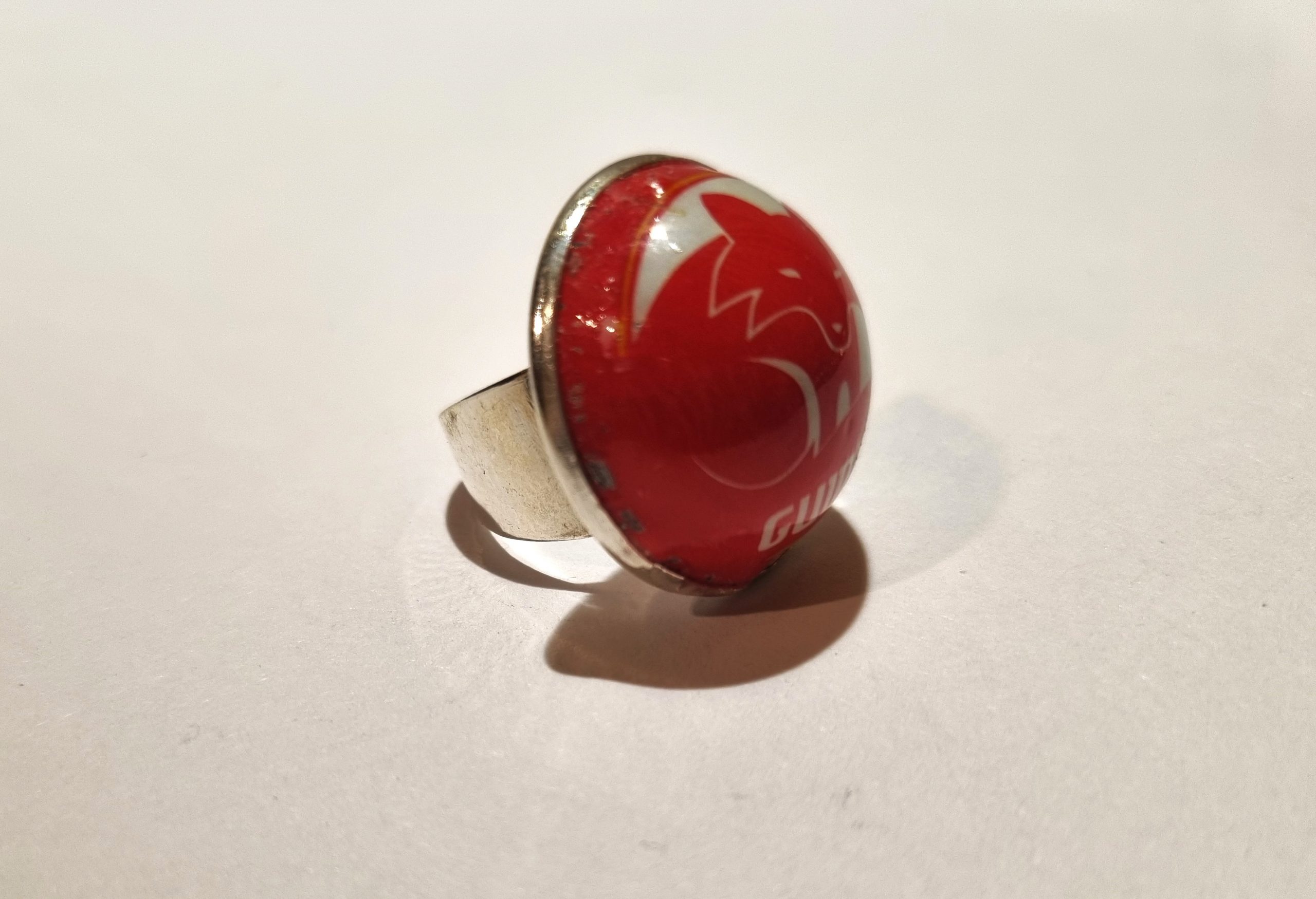 Foto lateral del Anillo Colección XXL Guineu Rojo