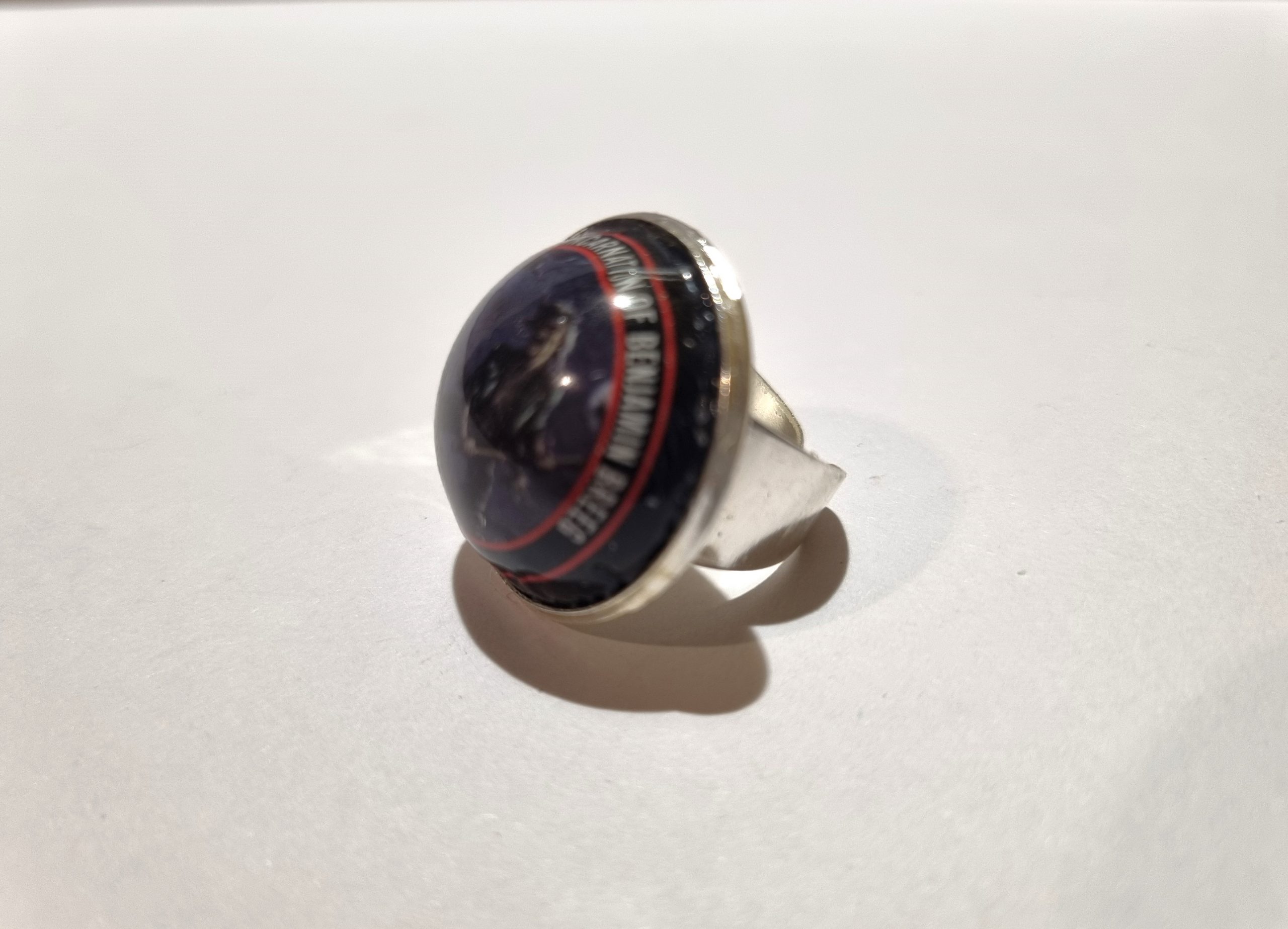 Foto lateral del Anillo Colección XXL Iron Maiden
