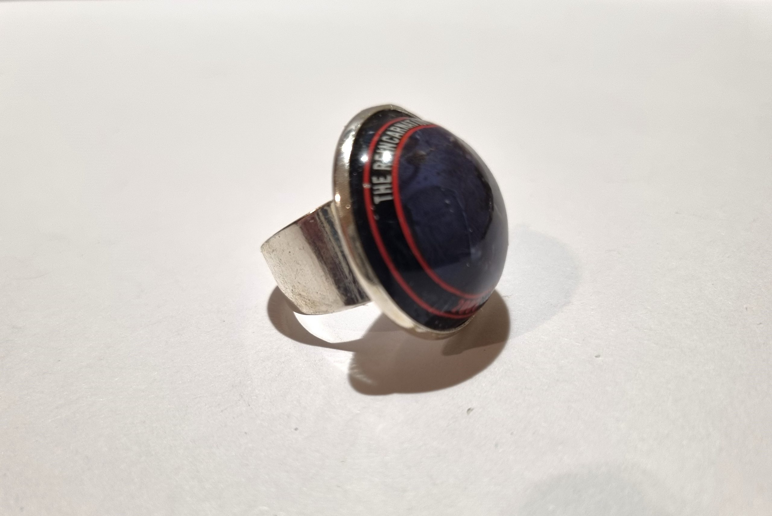 Foto lateral del Anillo Colección XXL Iron Maiden