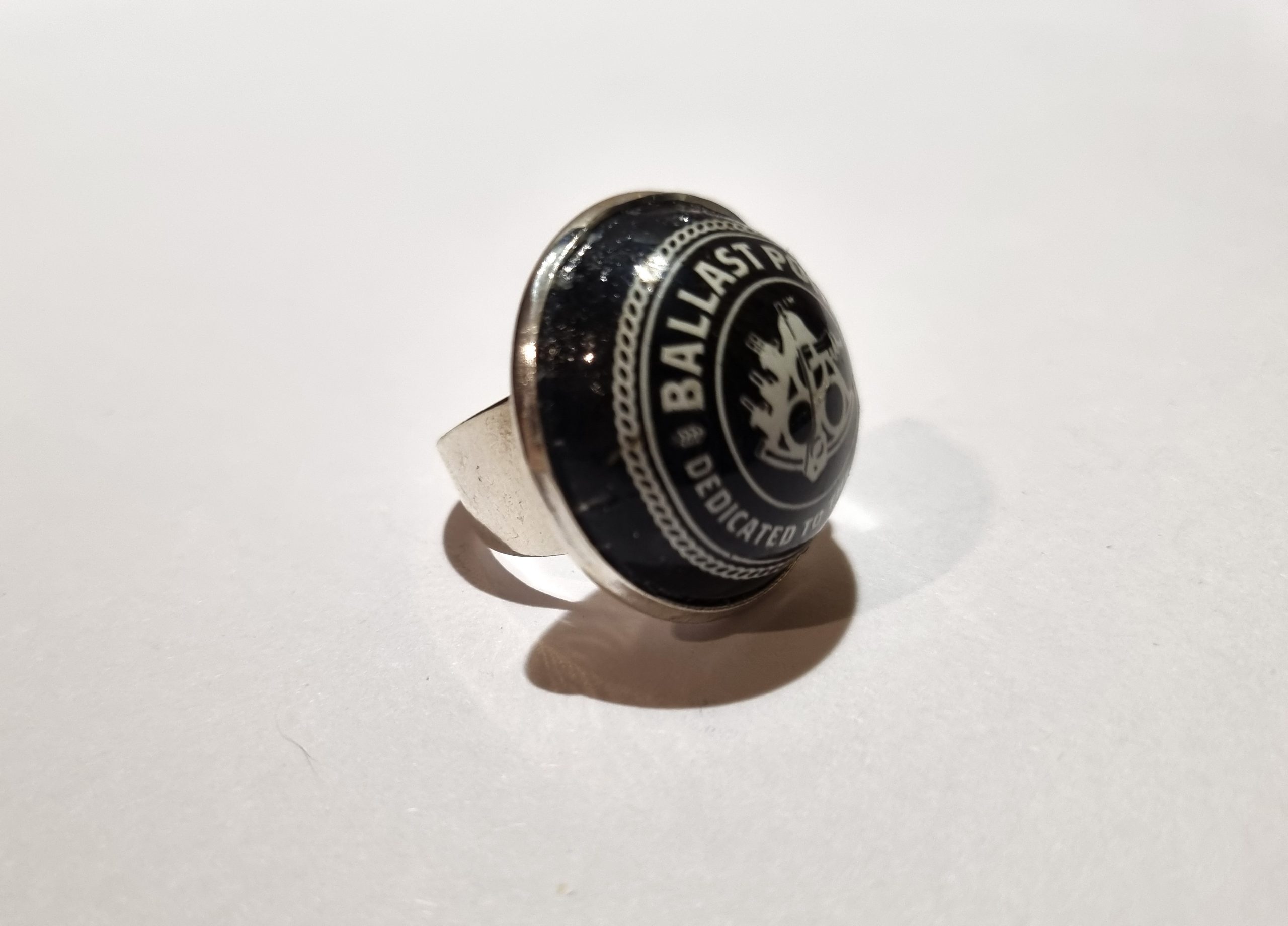 Foto lateral del Anillo Colección XXL Ballast Point