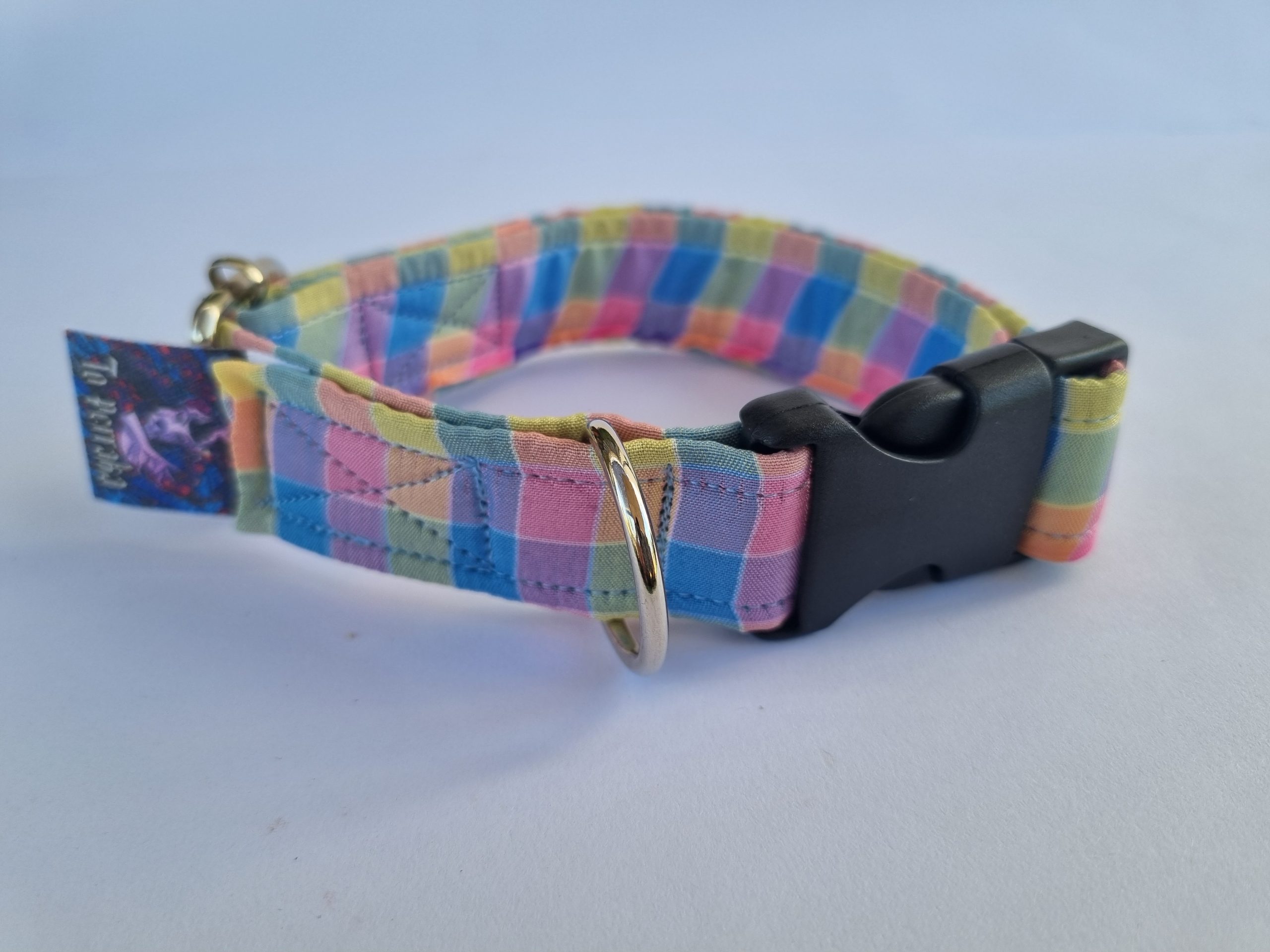 Foto frontal del collar de perro cuadrados de colores