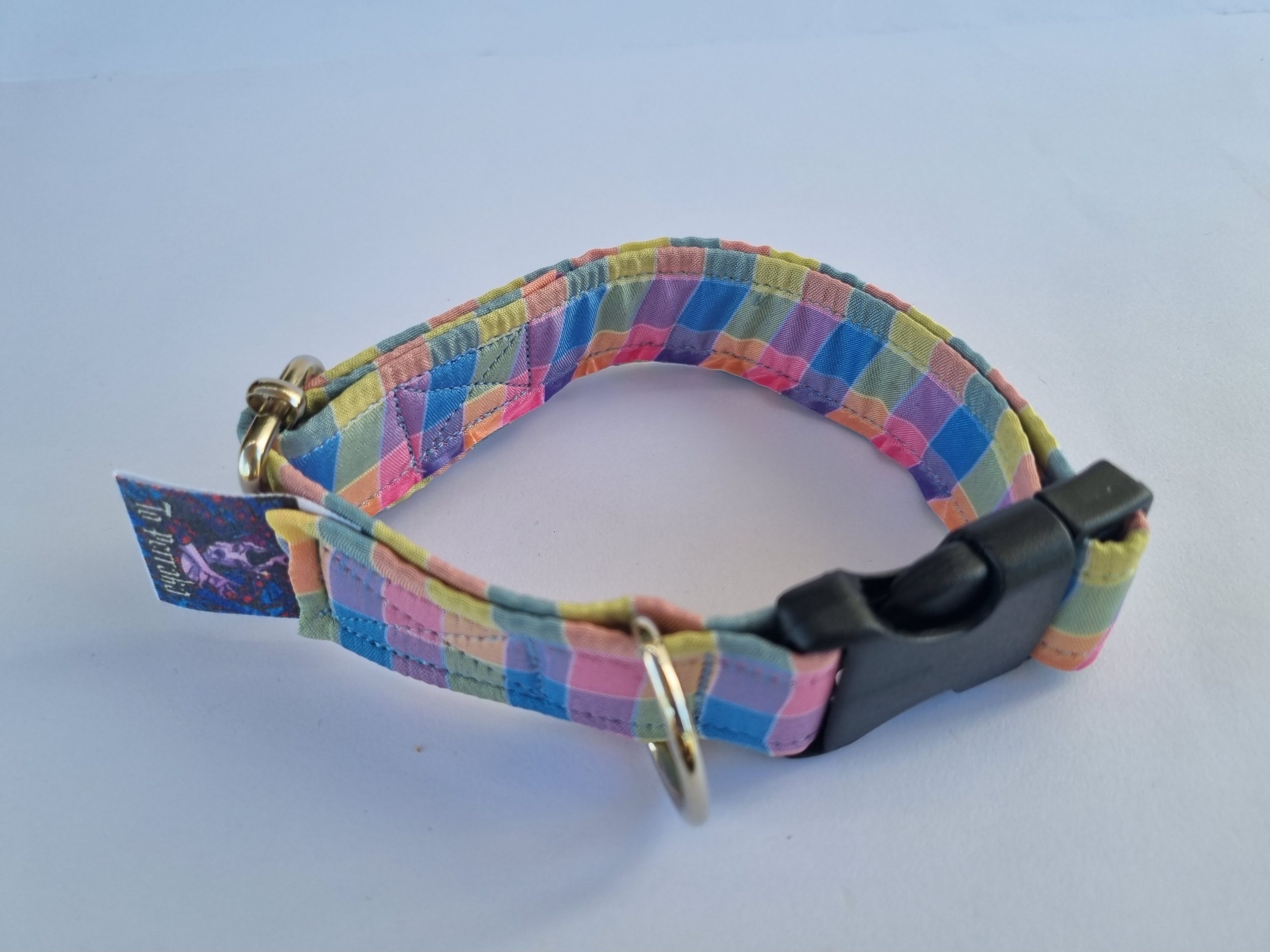 Foto frontal del collar de perro cuadrados de colores