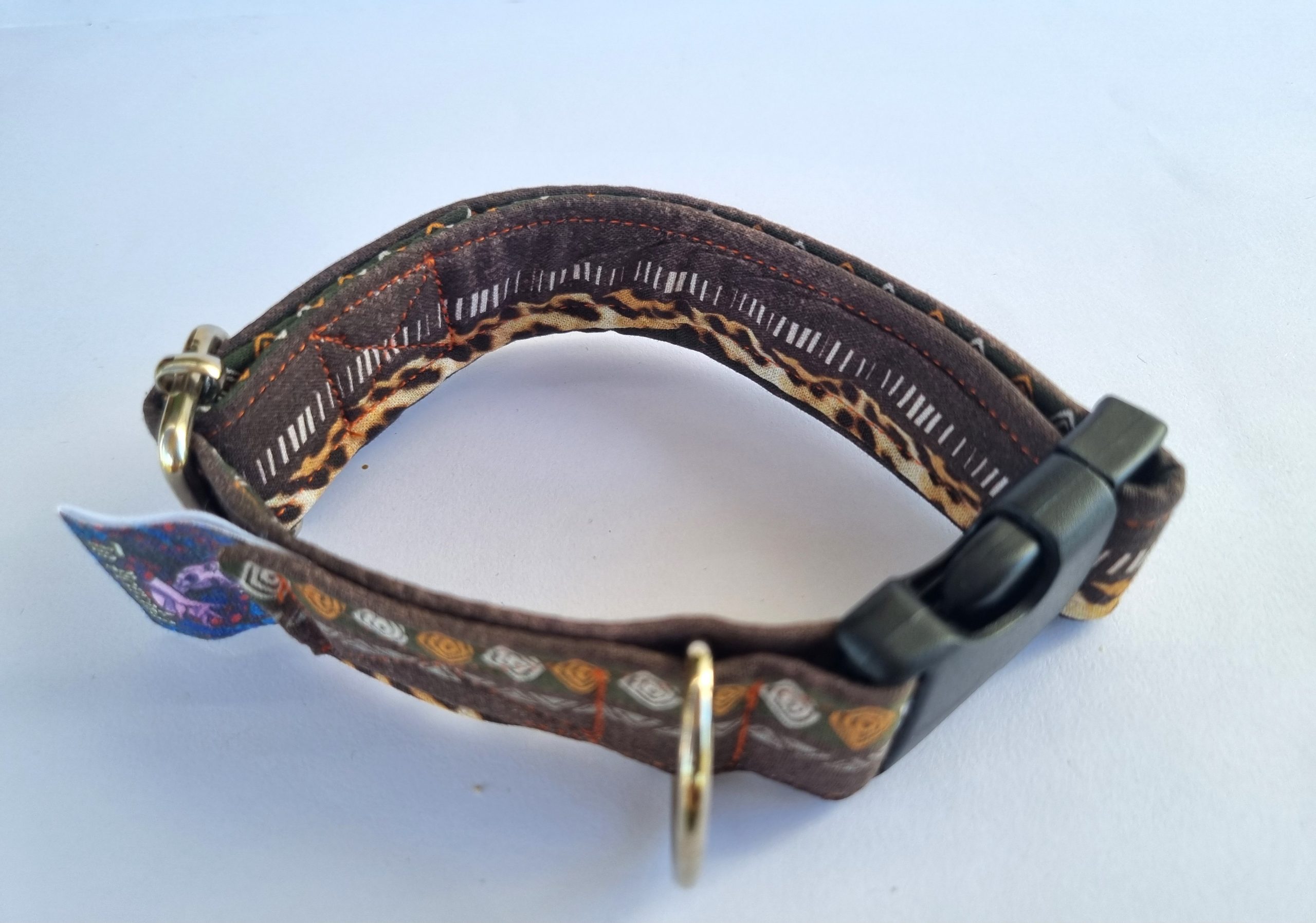 Foto collar de perro étnico y leopardo