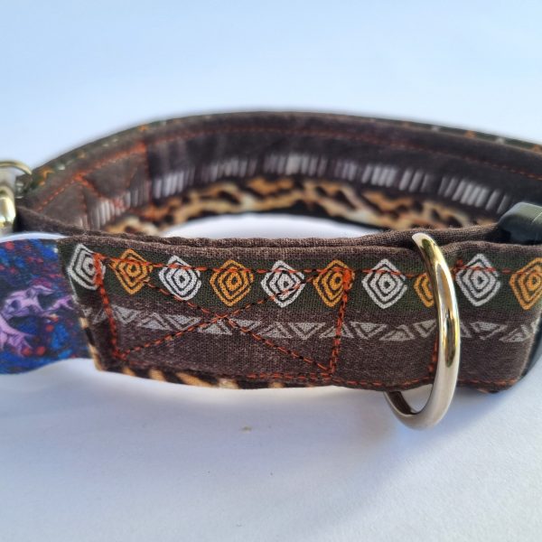 Foto collar de perro étnico y leopardo