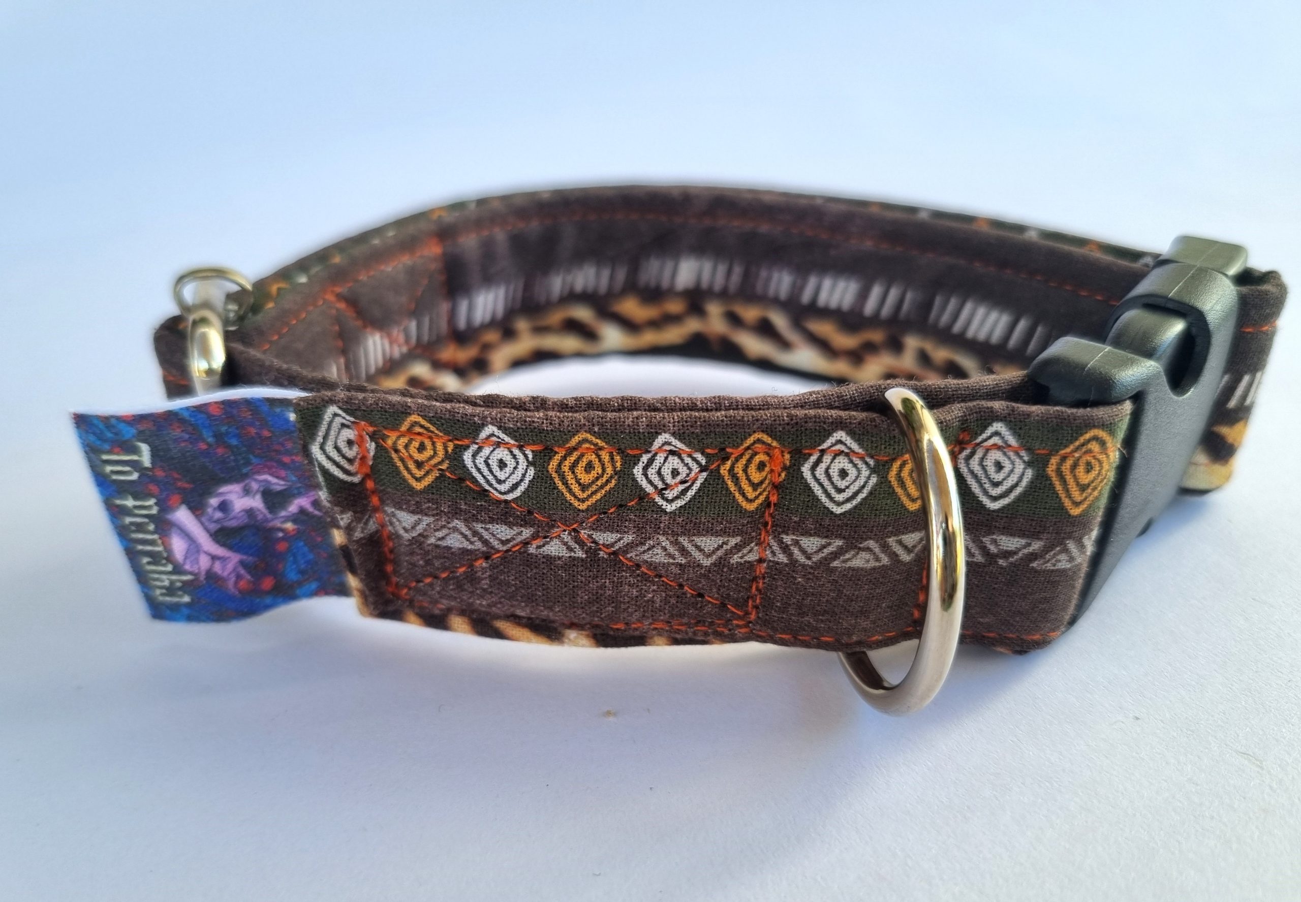 Foto collar de perro étnico y leopardo