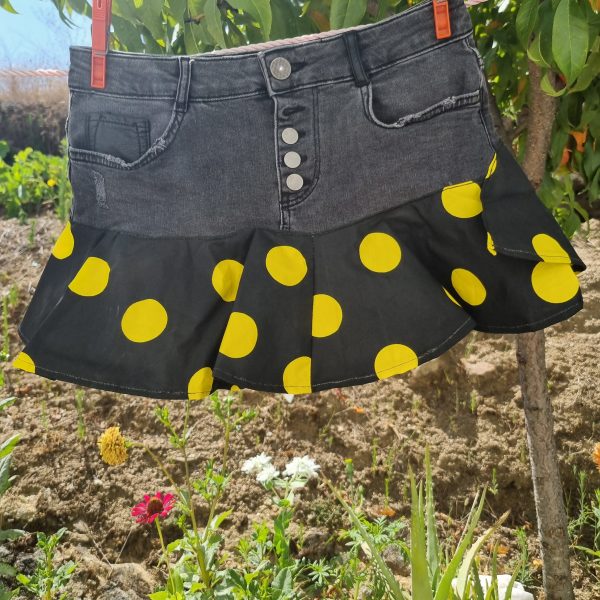 Foto delantera de la Falda Negra Amarilla