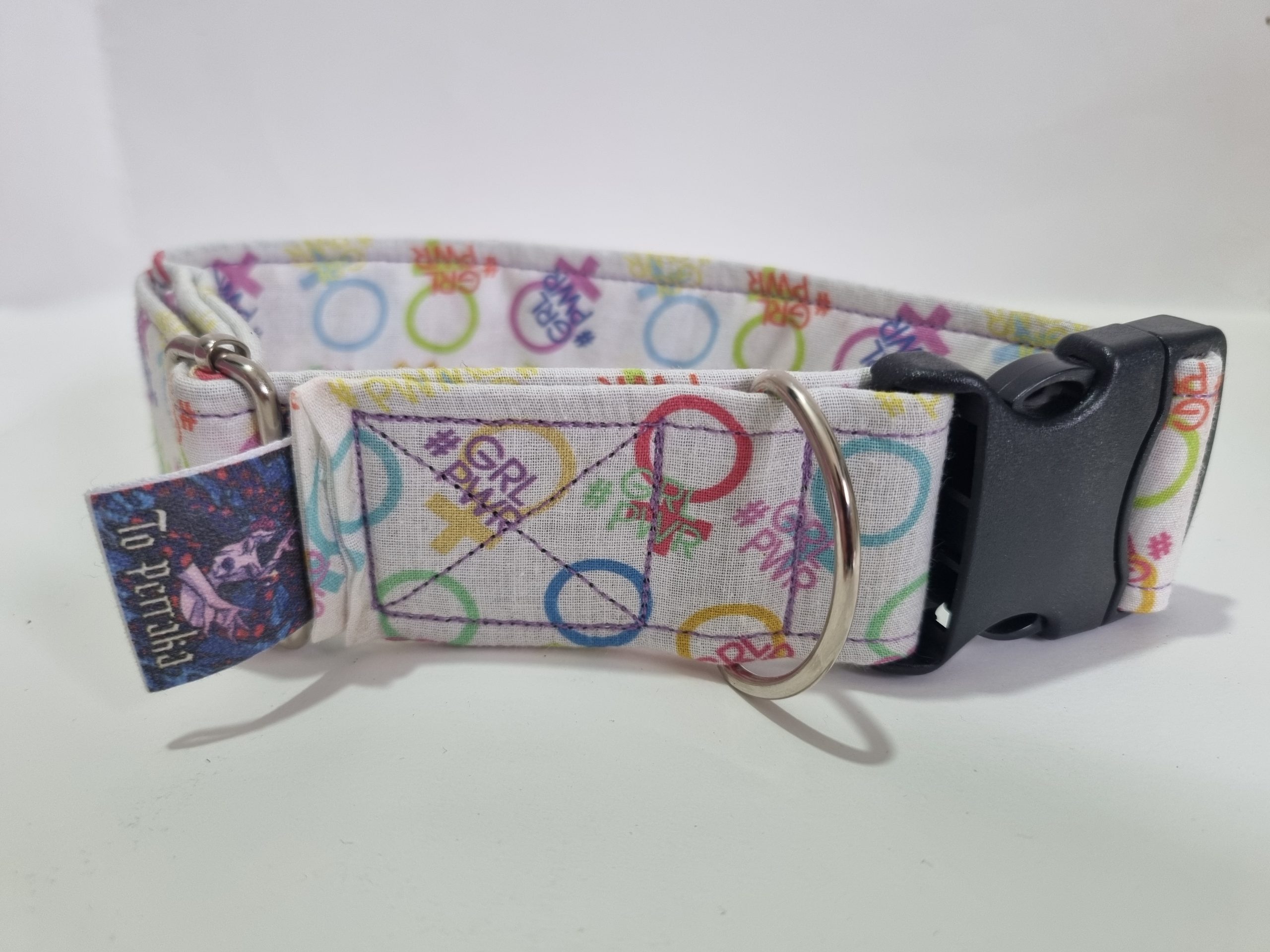Foto del collar de perro girl power