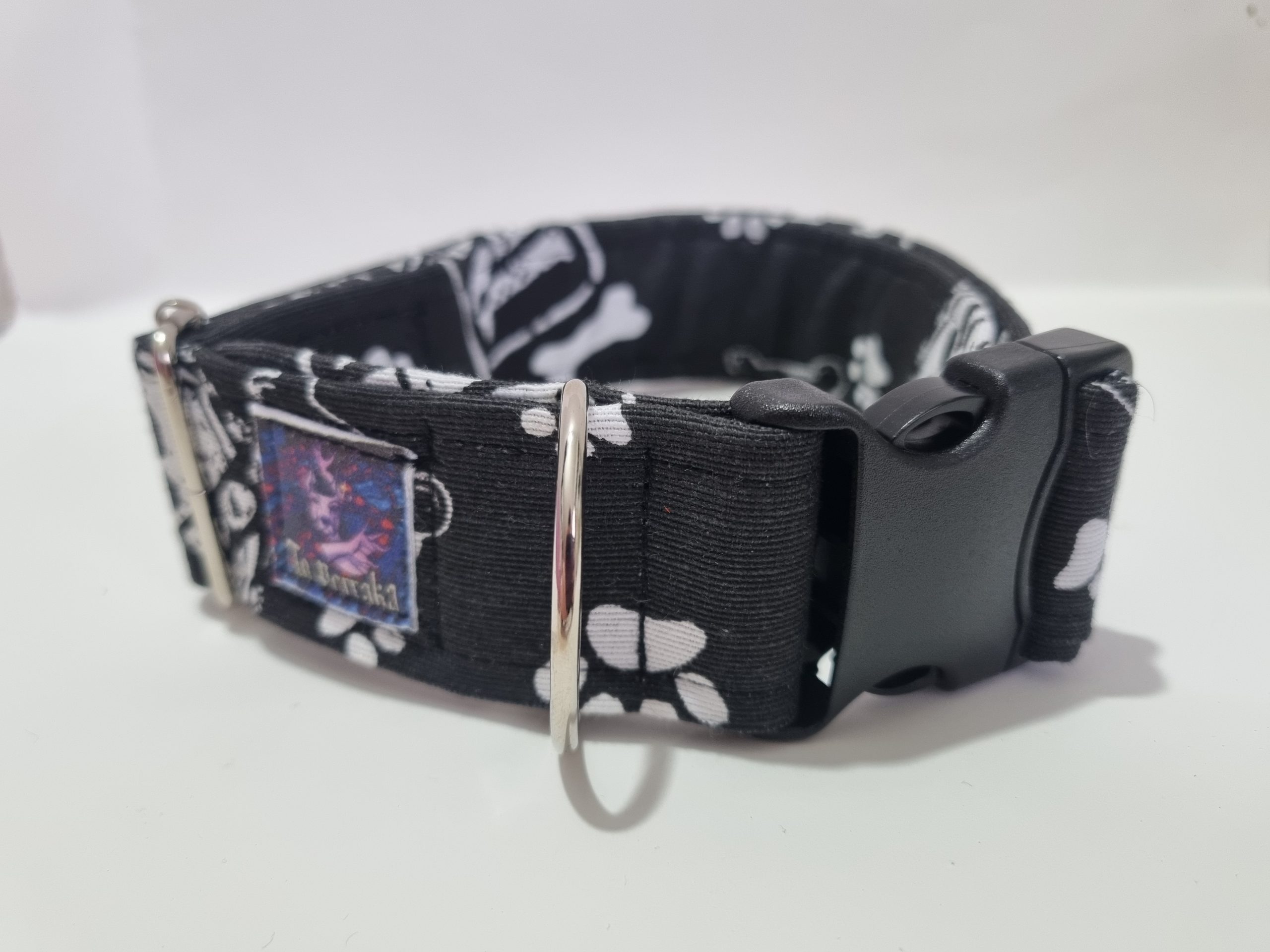Foto del collar de perro huellas negras