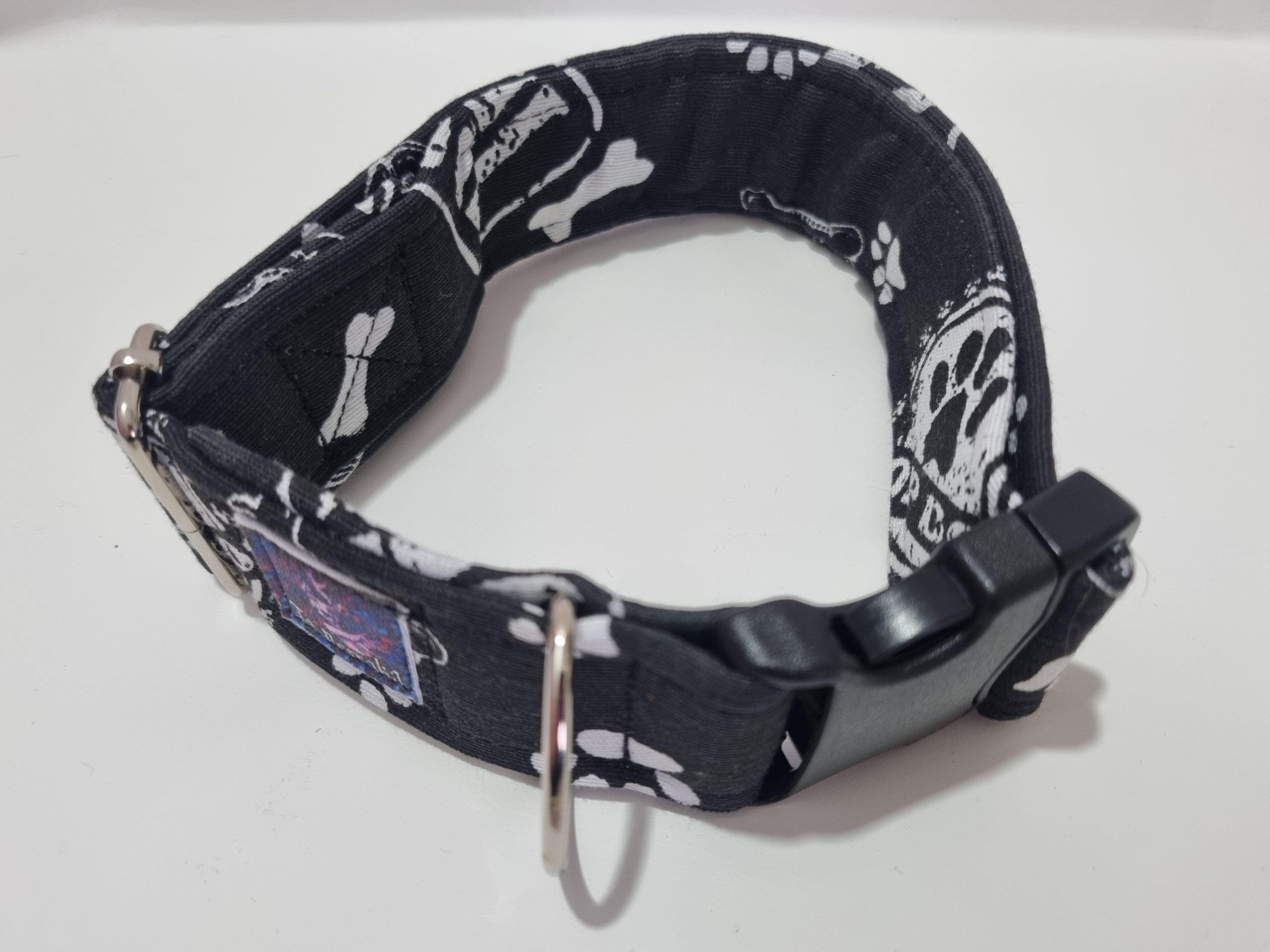 Foto del collar de perro huellas negras