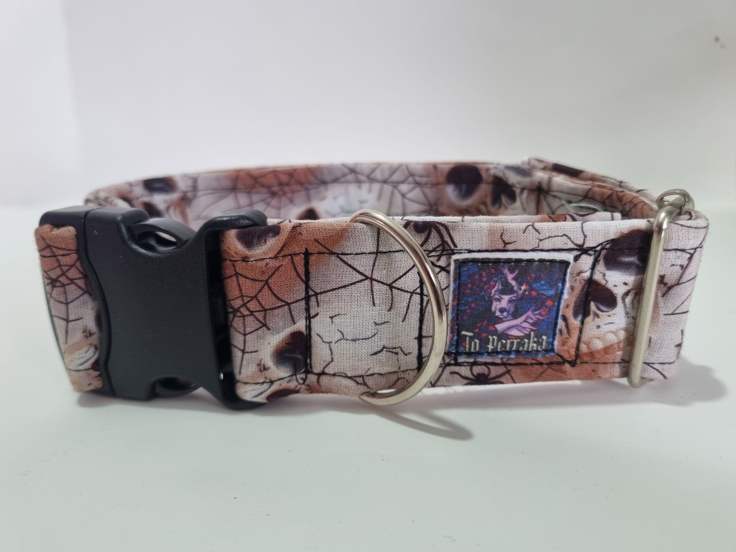 Foto del collar de perro calaveras y telarañas
