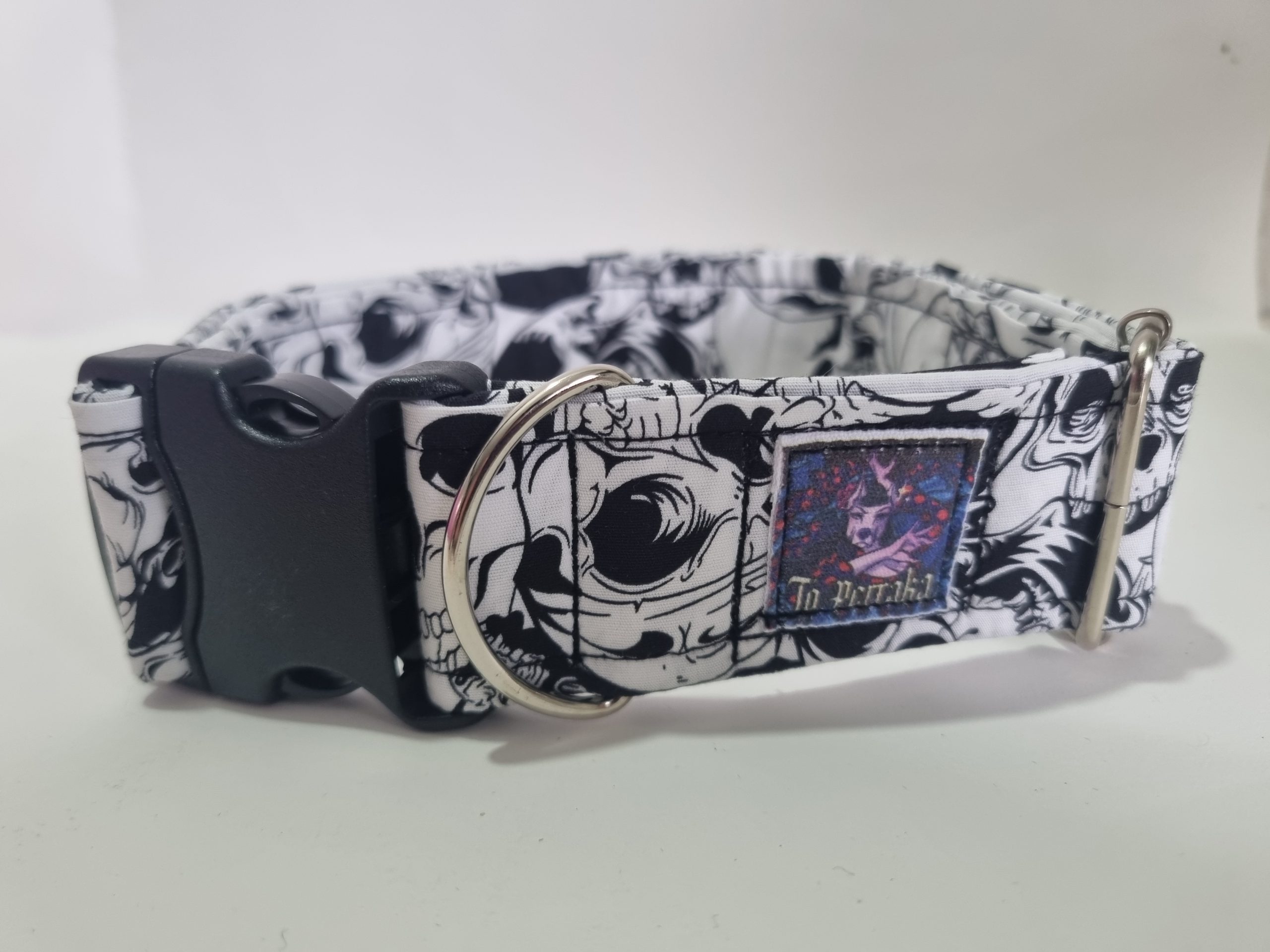 Foto del collar de perro calaveras