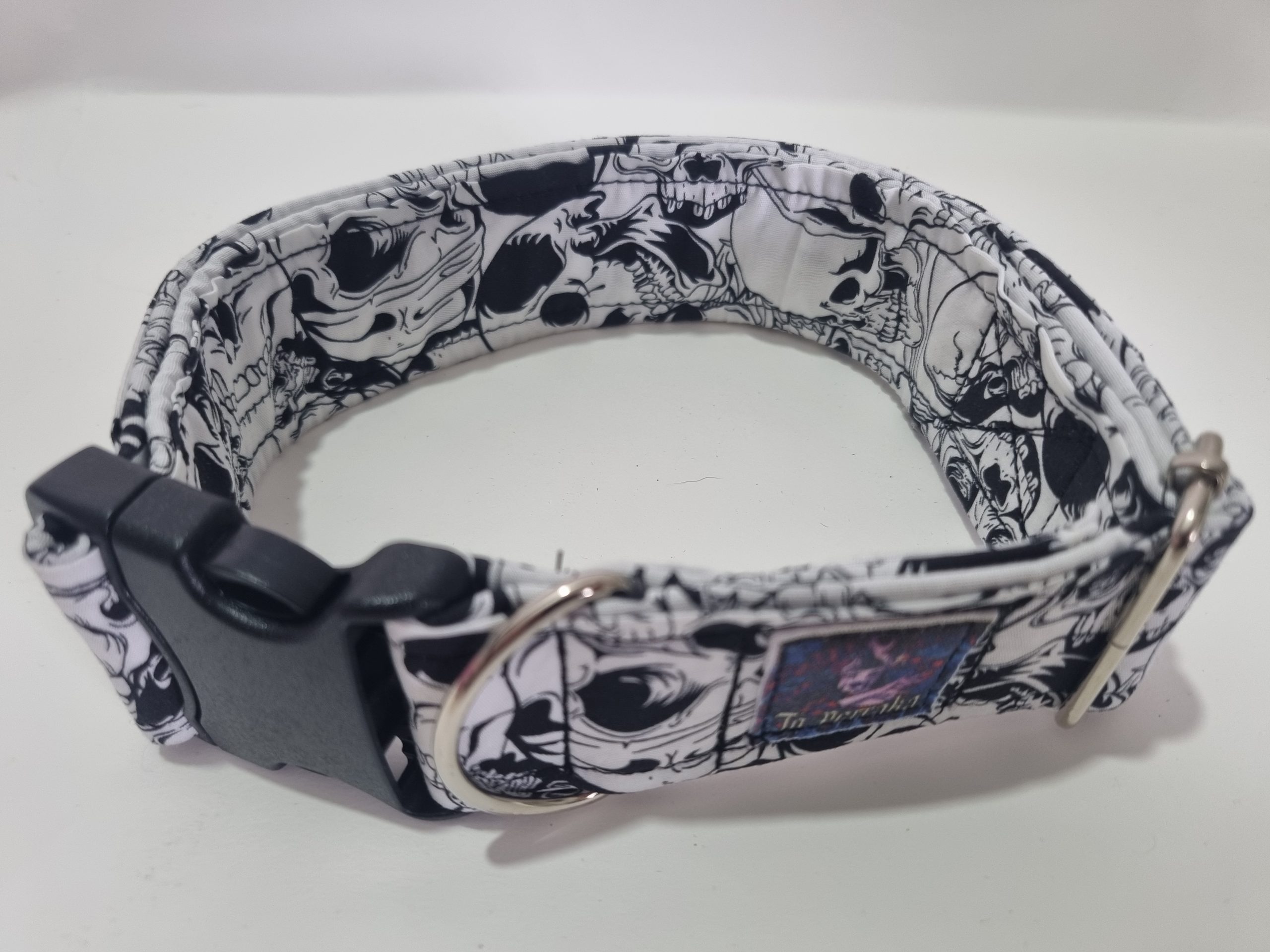 Foto del collar de perro calaveras