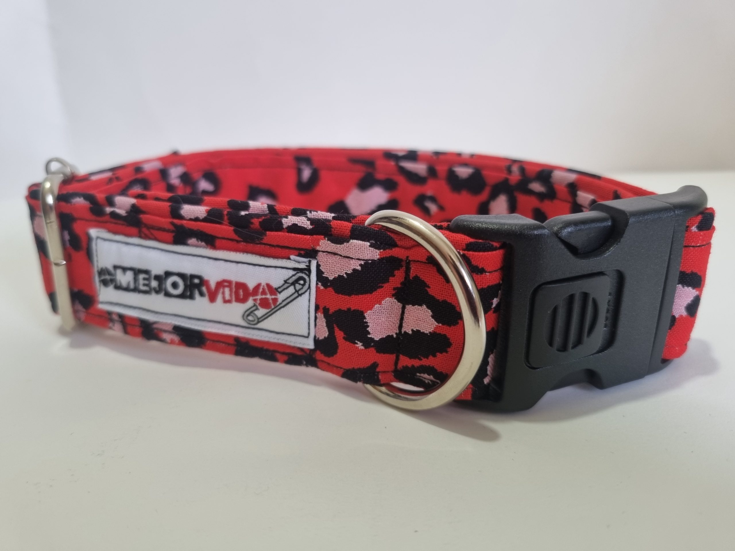 Foto del collar de perro leopardo rojo